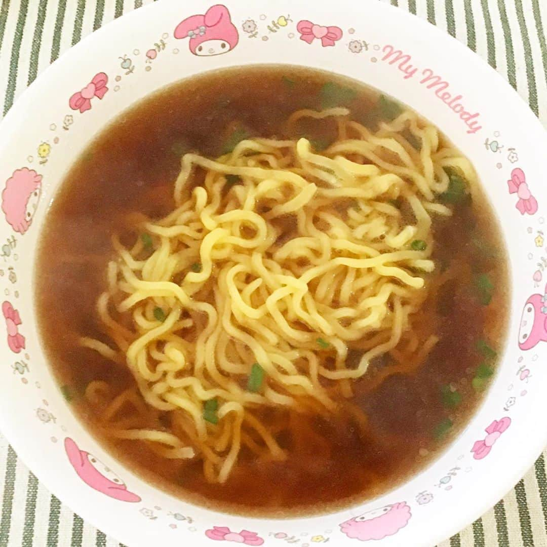 柴田淳さんのインスタグラム写真 - (柴田淳Instagram)「ラーメンの麺だけを冷凍庫から発掘して、ソウミシャンタンとお醤油で即席ラーメンを作ってみたよ。  具が無かったよ…  鶏ガラスープを少し足したらもっと良かったかな？ 美味しかった。 #丼はこれしか持ってないのです」9月22日 14時56分 - shibatajun_official