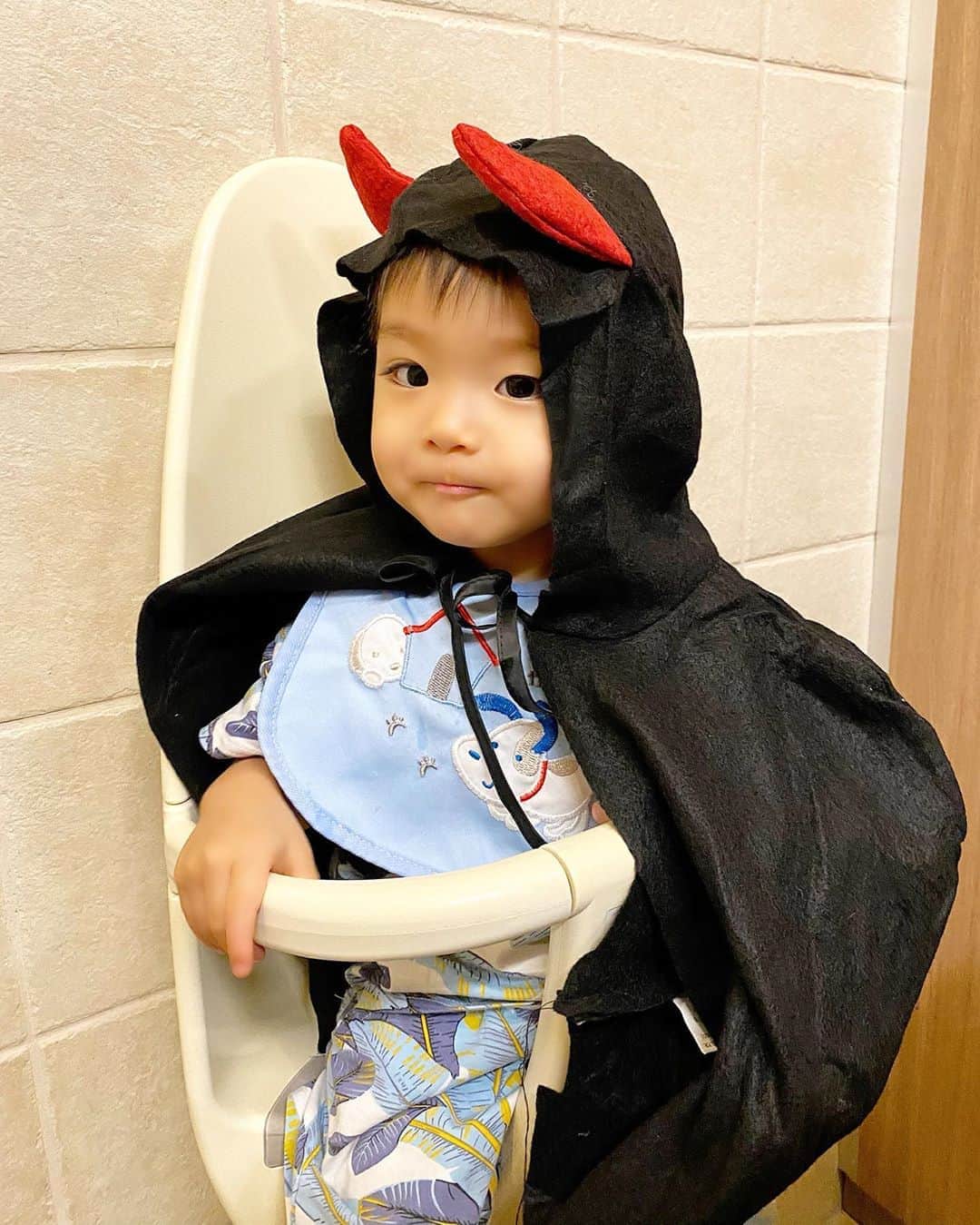 Momoeのインスタグラム：「早まったハロウィン🎃❤️ . .  #happy #家事 #育児 #family #家族 #boy #smile #男の子 #息子 #code #love #lucky #kids #子供 #thankyou #宝物 #ベビー #fashion #follow #心 #縁 #パパ #ママ #家族写真 #男の子ママ #赤ちゃん」