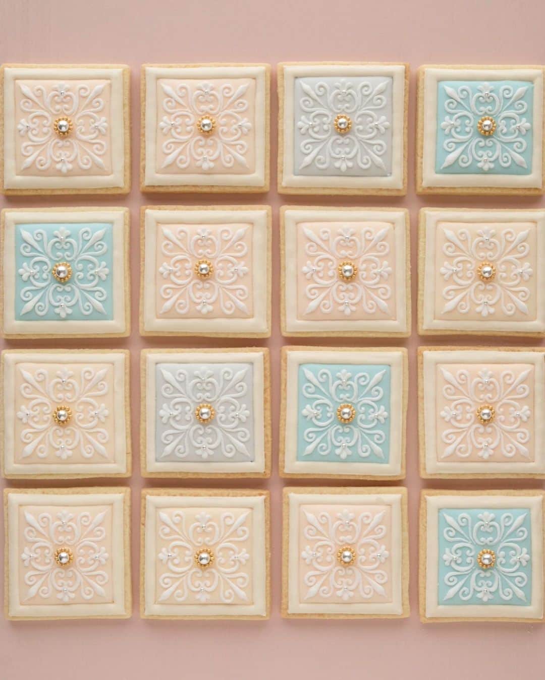 KUNIKAのインスタグラム：「Shabby chic tile cookies⚜️﻿ ﻿ アイシングクッキープリントのオリジナルタイルの再入荷は10月中旬頃にできたら良いなとおもっています。﻿ (ただいま、海外から土台となるタイルを取り寄せてもらっています。) この前チラリとストーリーズに載せたNEWアイテムと一緒にお知らせできたら良いなと思っています🤫﻿ 予約販売にするかは現在検討中ですので、こまめにストーリーズなどチェックして頂けたら嬉しいです🙇‍♂️🤍﻿ ﻿ #artofkunika」