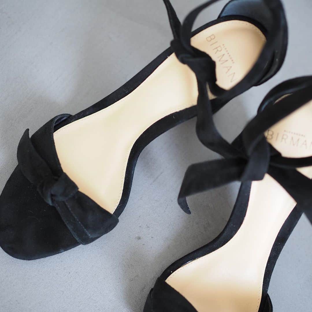 田中亜希子さんのインスタグラム写真 - (田中亜希子Instagram)「気に入っていても、 結局あまり出番がなかったサンダル。 早く履けない靴は玄関であきらめてしまうことがほとんど。 玄関ではいつも時間なくて大慌てですので🤣！  来年はたくさん履きたいので 朝の支度、余裕を持って出かけられるようにしよう！  #サンダル#ALEXANDREBIRMAN」9月22日 20時34分 - akiico