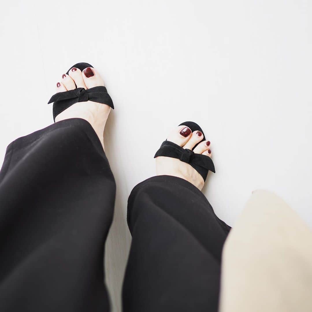 田中亜希子さんのインスタグラム写真 - (田中亜希子Instagram)「気に入っていても、 結局あまり出番がなかったサンダル。 早く履けない靴は玄関であきらめてしまうことがほとんど。 玄関ではいつも時間なくて大慌てですので🤣！  来年はたくさん履きたいので 朝の支度、余裕を持って出かけられるようにしよう！  #サンダル#ALEXANDREBIRMAN」9月22日 20時34分 - akiico