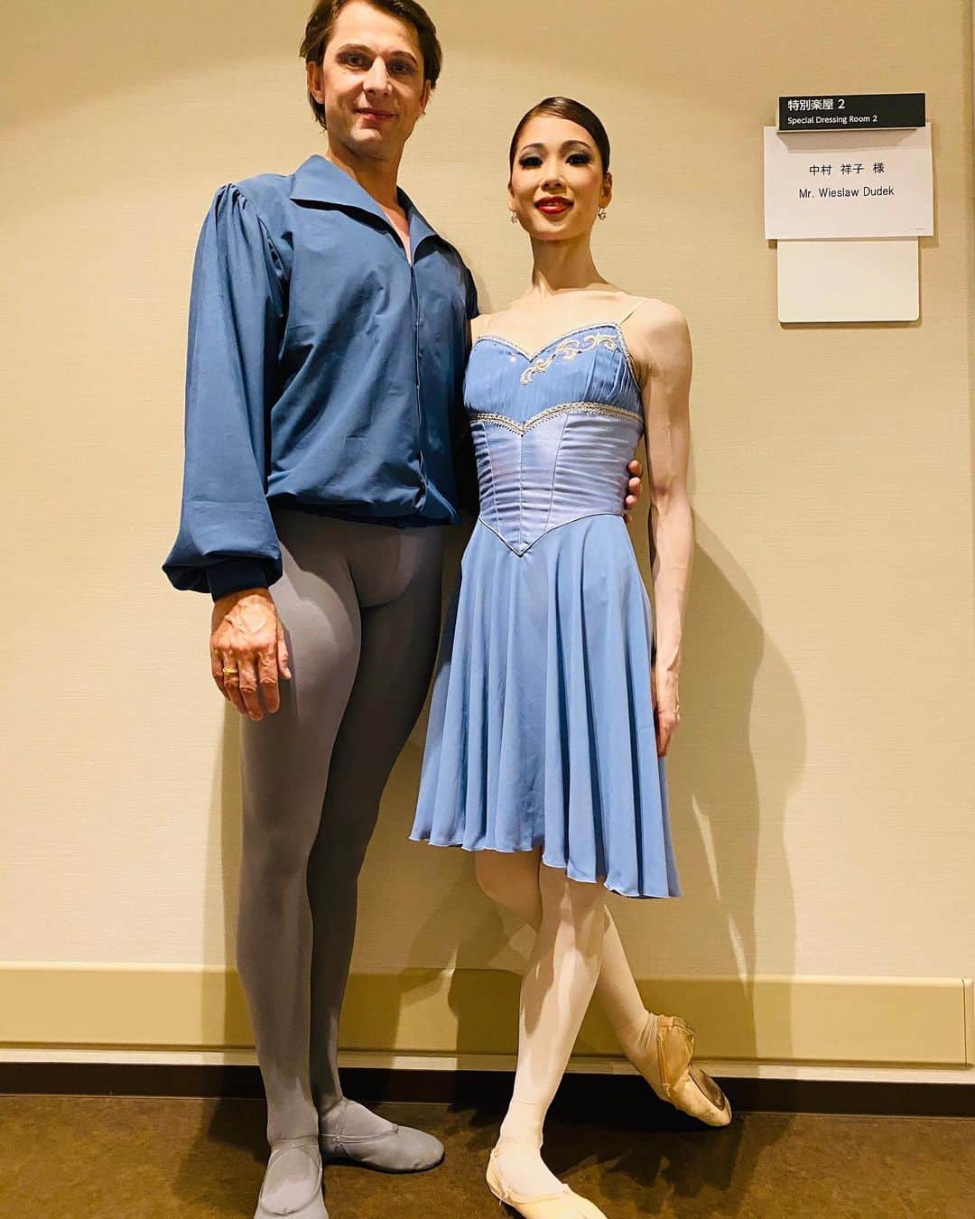 中村祥子さんのインスタグラム写真 - (中村祥子Instagram)「「Teatro Trinitario 2020」バレエ×オペラ×オーケストラの競演 無事に終了いたしました。 私にとっても久々の舞台であり、 パートナーのWieslaw にとっては 5年ぶりの舞台で、新しい作品へと 挑戦しました。短い期間でのリハーサルではありましたが、野間バレエ団の　@noma.ballet 皆さんと共に作品を作り上げることができ、また素晴らしいオーケストラの方々とご一緒することができて、あらためて舞台という魅力ある世界観に感動し、浸ることができました。舞台に関わって下さったスタッフの方々にも本当に感謝です。そして、初めて踊るウヴェショルツ作品「Sonata」では舞台上で ピアノとチェロの演奏を聴きながら踊ることができ、音楽と振り付けがとても心に響いてきて、心地よい気持ちになりました。こういった作品は、また踊る度に感じるものがあるんだろうな…と思います。今回は長くウヴェのもとで彼の作品を踊り続けていらっしゃった木村規予香さんに　@kiyokono33ballet 指導して頂けたのは、とても貴重でした☺️🙏✨ 衣装は @chacott_jp さんの衣装です。とても素敵な衣装でした。 また着て踊りたい☺️ 本当にありがとうございました✨✨ そして、今回は合間に少しだけお邪魔してきました @cherie_1001_ballet  バレエショップシェリさん。シェリのレッグウォーマー、そして、マッサージ機は本当に大活躍✨リハーサル後、本番の前後など少しするだけでも身体が楽になるし、疲れ方が変わり、とってもいい✨そして軽くてラク✨😉 これから舞台が続きます。 皆さまに素敵な舞台をお見せできるよう頑張ってまいります‼️💪」9月22日 20時34分 - shoko_officialpage