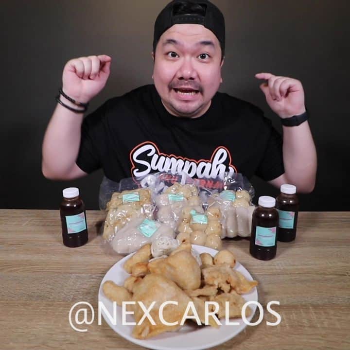 デビー・スサントのインスタグラム：「Thank you ko @nexcarlos for supporting this small businnes 😆🙏 Nah kalian uda pada nyobain belum pempek dari @mama.mikha.kitchen 🤤 kalo belum buruan cobain juga ya 😆😁🤗」