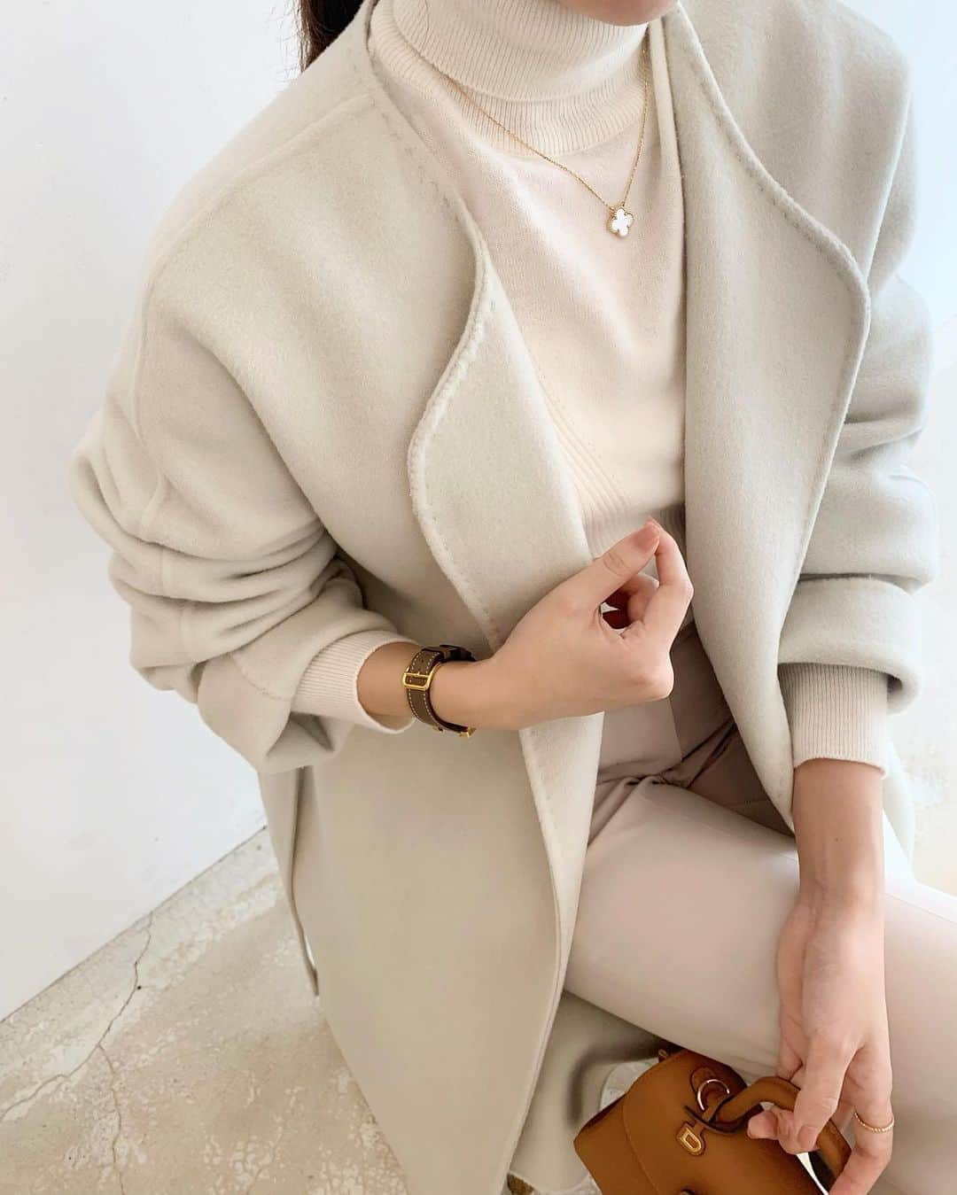 ハンナミのインスタグラム：「🧥✨  今週末に発売の新作ノーカラーコートは 襟部分のハンドステッチが すごくお気に入り. すこしアイスグレイ色に近いかな ?  冬が待ち遠しい . .🤍」