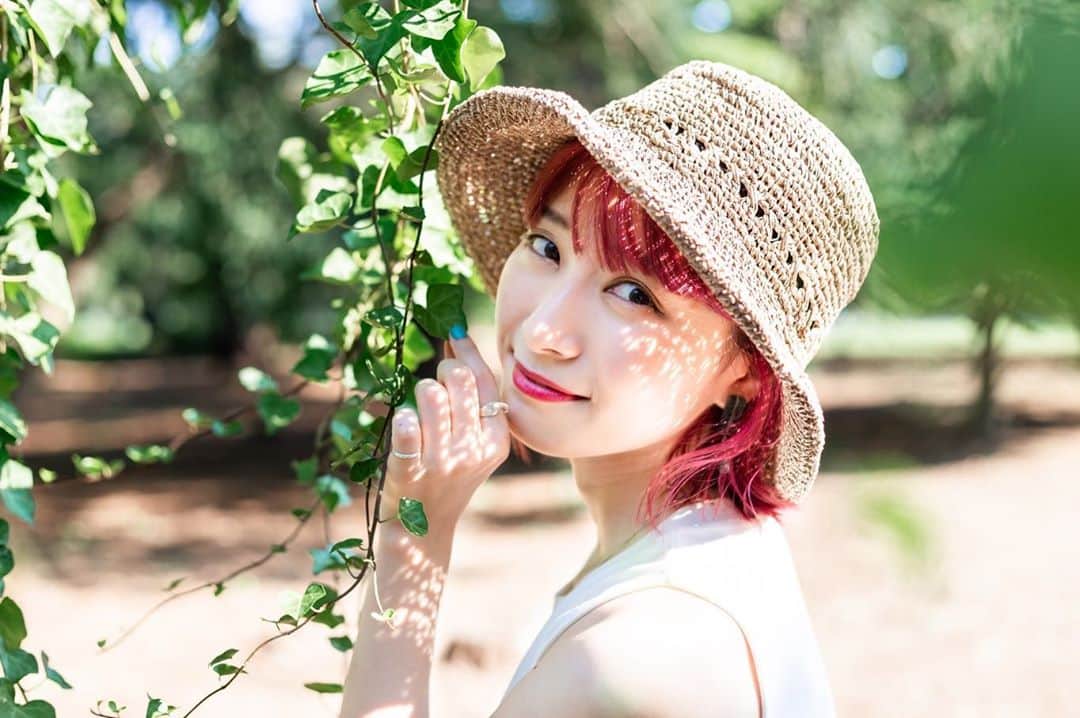 のインスタグラム：「. . model: @miss_keioygm193 . #memories_with_mizuki📸 . #麦わら帽子 #ピンクヘアー」