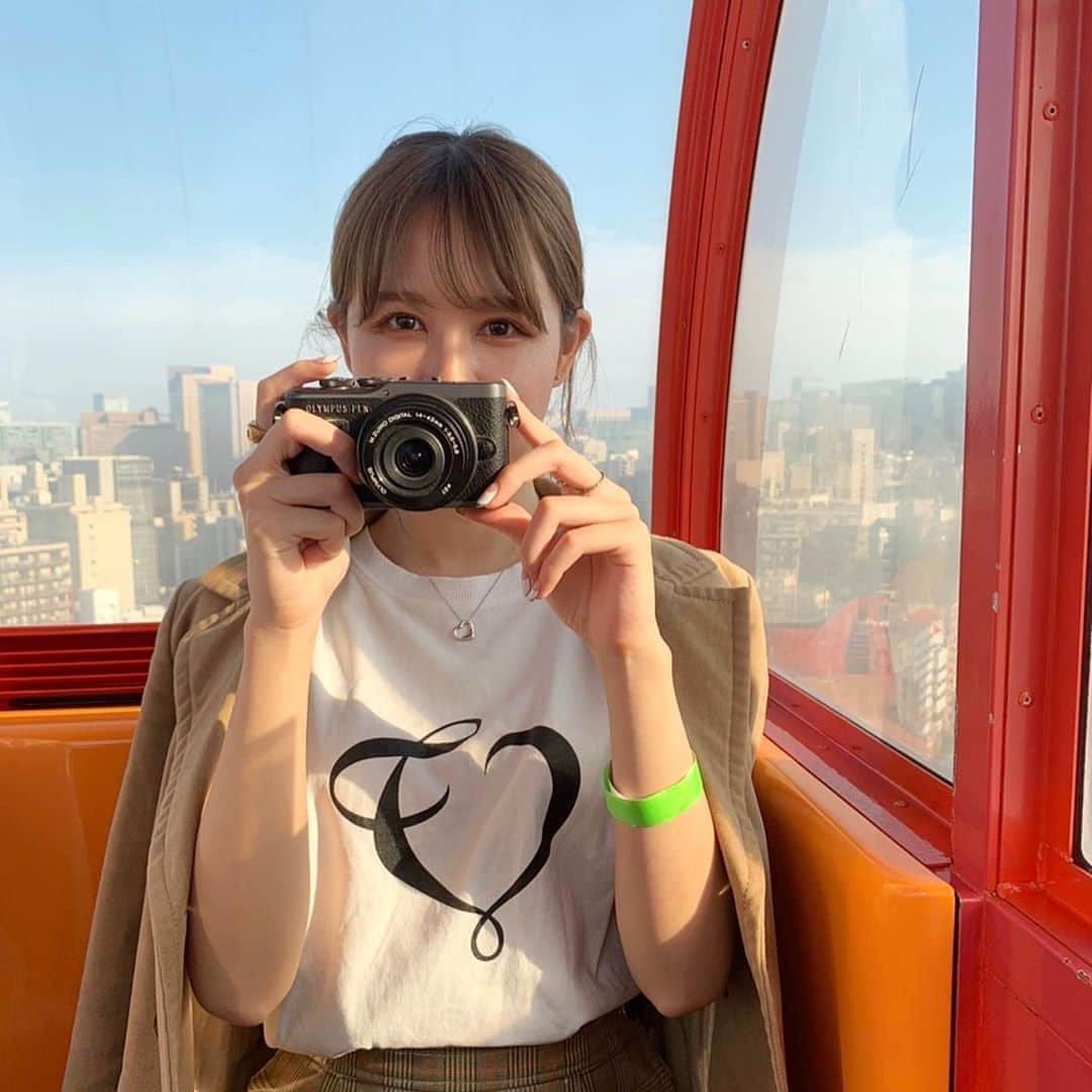 西村愛のインスタグラム：「． 撮影で乗った観覧車🎡  夜景が見えるから夜が良いと思ってたけど、日が入る時間の観覧車も最高でした😌🤍  そして、だんだん本番までの日数が近づいてきました 今日も皆さまの貴重な一票を 私にいただけると嬉しいです！  #ミス学習院#ミス学習院コンテスト#ミスコン#東京ドームシティ#観覧車」