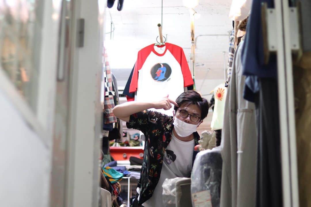 高見雄登のインスタグラム：「阪本と買い物中。 #三ノ宮#SUN #一眼レフ#単焦点 #こんばんは」