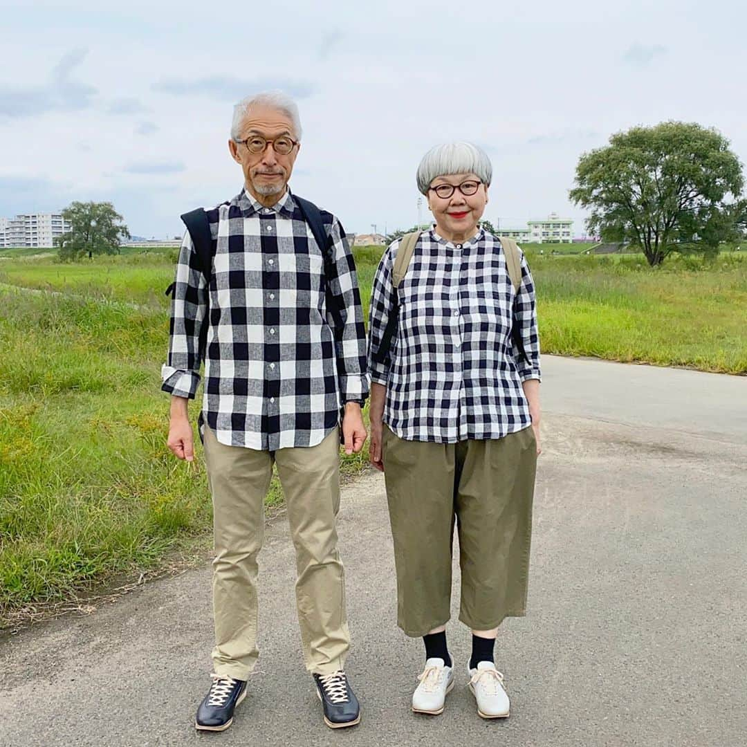 bon ponさんのインスタグラム写真 - (bon ponInstagram)「広瀬川散歩🚶🚶‍♀️ 涼しい一日で、気持ち良く歩くことができました😊😊 ススキも茂って、すっかり秋の風情🌾🌾🌾 自宅を出て、千代大橋〜広瀬橋までの河川敷を一周して、自宅に戻るまで8000歩超え。このくらいの距離が『ウォーキングをした』という充実感もあって丁度いいようです。 ＊ 出かけてしまえば『来てよかったなぁ』と思うのに、毎回出かけるまでが億劫なpon😓 普段からお化粧もしないし、身支度は簡単なのですが、単純に腰が重いだけ😝💦 今日も「面倒くさいなぁ😩」と渋っていたら、「歩くって言ったの自分でしょ！出かけなきゃダメ！」とbonに喝を入れられて出かけました。 こういう時、背中を押してくれる相方がいてくれて良かったなぁと思います😆😆 ＊ 普段のponのメイクは、唯一口紅だけ💄なのですが、マスクをしている時は口紅も塗れないので、メイクアプリで後からリップだけ色をつけています💋 ＊ ブロックチェックコーデ◼️◻️◼️◻️ bon ・シャツ(Sunny Clouds) ・パンツ(UNIQLO) pon ・シャツ(UNIQLO×INES) ・パンツ(楽天) ＊ ＊ #広瀬川散歩 #散歩 #ウォーキング #夫婦 #60代 #ファッション #コーディネート #リンクコーデ #夫婦コーデ #グレイヘア #白髪 #共白髪 #couple #over60 #fashion #coordinate #instafashion #instagramjapan #greyhair #bonpon511」9月22日 20時36分 - bonpon511