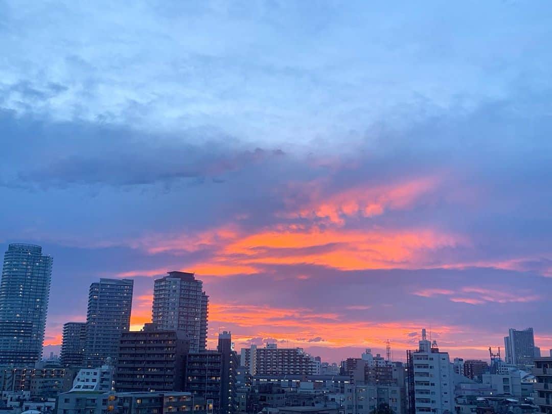 坂本美雨さんのインスタグラム写真 - (坂本美雨Instagram)「先日の燃えるような空。 焚き火を眺めながらゆっくりお話しする、という仕事じゃないみたいな時間でした。」9月22日 15時17分 - miu_sakamoto