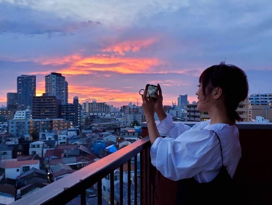 坂本美雨さんのインスタグラム写真 - (坂本美雨Instagram)「先日の燃えるような空。 焚き火を眺めながらゆっくりお話しする、という仕事じゃないみたいな時間でした。」9月22日 15時17分 - miu_sakamoto
