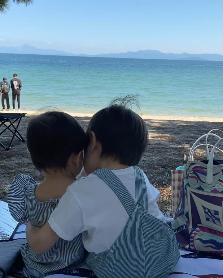 田中涼子のインスタグラム：「ジェットのエンジン音が大きすぎて音量オフにしたけど昨日もラブラブでした╰(*´︶`*)╯♡  ここはゴミのポイ捨てとかなく みんなきっちり片付けてゴミboxも綺麗に使って帰ってるから いい人ばっかりで気持ちいい⭐︎  #2歳差兄妹 #2歳差育児  #毎週#バーベキュー」