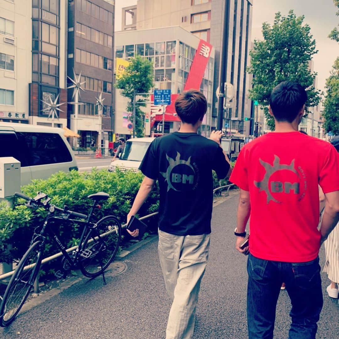 BOYS AND MENさんのインスタグラム写真 - (BOYS AND MENInstagram)「今日もお昼休みにお出かけ✌️ 今日もTシャツスタイルで🚶‍♂️  小林は別行動でPHO😊 辻本、水野は何を食べたのでしょう？  今日もまだまだトークでボイメンと楽しみましょう^_^  #ボイメン #辻本達規 #水野勝 #小林豊」9月22日 15時21分 - boysandmen_official