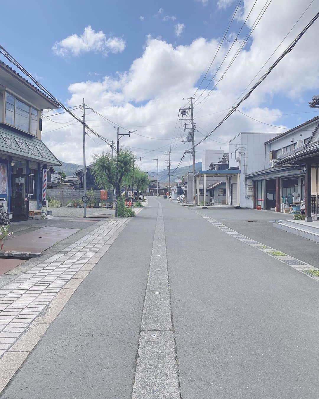 ぴよさんのインスタグラム写真 - (ぴよInstagram)「気が付いたらお昼すぎ☁*° . 4連休の最終日はすこしゆっくり✿“ヽ(´︶｀*)ﾉ”✿ 部屋の片付けをさっきしました☺️ . 今から片付いた部屋に掃除機をかけようかと思いながらぼーっとしちゃってる午後3時です🕒 . 明日から仕事かあ( ´ • ω • ` ) . これお気に入り写真❤ #朽木村 の #メインストリート だと思う(知らんけど) #滋賀県 の色んなところ行ってみたい(∩˃o˂∩)♡ . #もえちゃん日記  #お出かけもえちゃん  . #滋賀観光」9月22日 15時33分 - _piyogram_