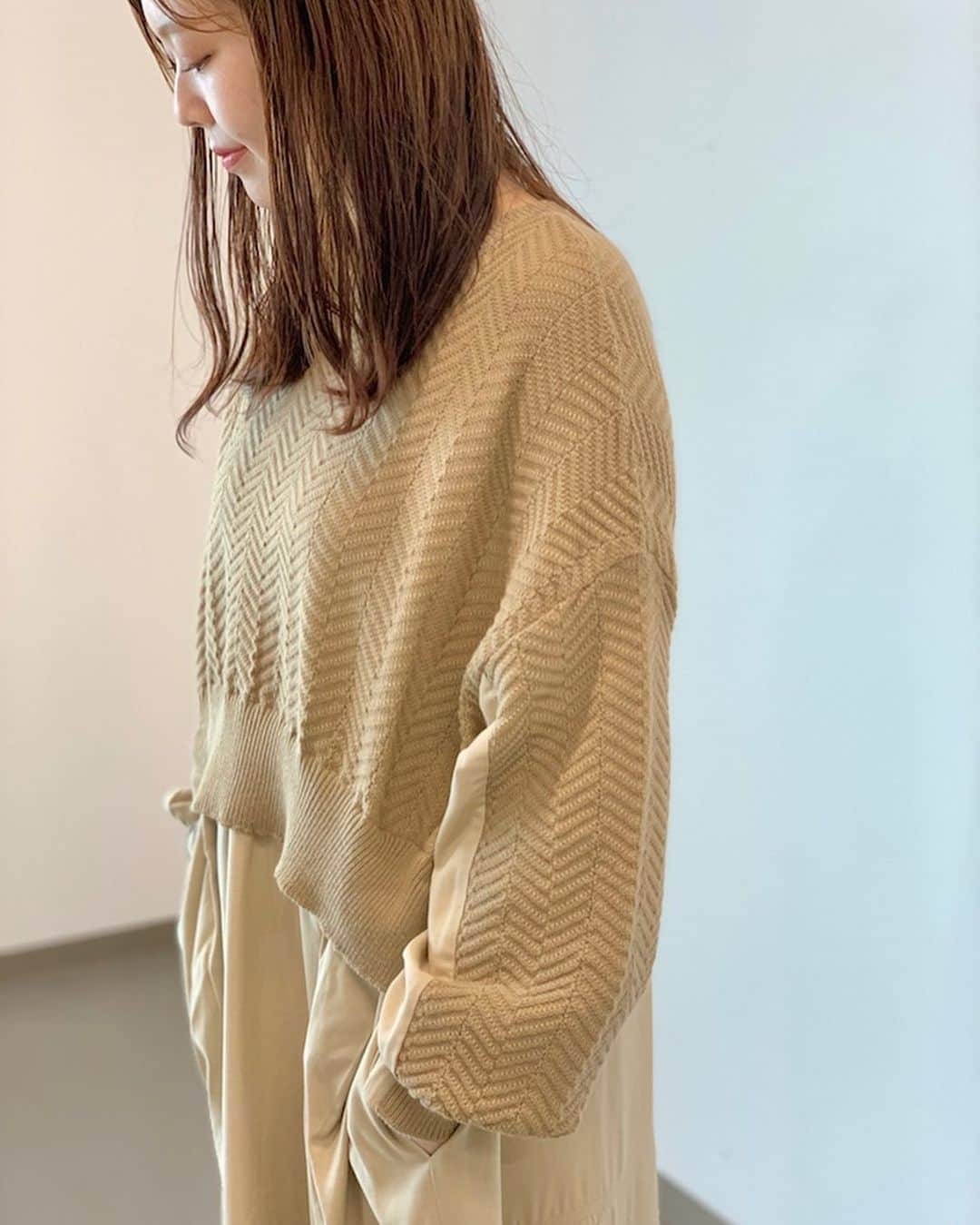 ネ・ネットのインスタグラム：「ネ・ネット 秋の新作アイテムをご紹介。﻿ ﻿ ■ HERRINGBONE JERSEY﻿ へリンボン柄の綿ニットとシャツ素材の生地をドッキングしたカットソー。 重ね着をしているように見えるワンピースは、一枚で見栄えのあるアイテムです。 無地アイテムながらも、編地の立体感と異素材のコントラストが効いたデザインです。 残暑の季節でも軽い素材感とカラーリングで秋の気分を取り入れられて、着るだけでコーディネートが決まる便利なアイテムです。 ﻿ ﻿ ----------------------﻿ ﻿  <予約アイテム10%OFF＋アウター10倍ポイント>﻿ ネ・ネットより日頃の感謝の気持ちをこめて、ネ・ネットのアイテムをご予約頂いた方はお会計時に10%OFF。また、10月1日（木）10:00までに9月-11月お届けのアウターをご予約頂いた方にはA-net membership POINTを通常1%とのところ、10倍の10%ポイントを差し上げます。ぜひこの機会にご利用ください。﻿ ﻿ ※全国のネ・ネット直営SHOP / official online store HUMOR限定の企画です。﻿ ※詳しくはofficial online store HUMORをご覧くださいませ。﻿ ﻿ ----------------------﻿ ﻿ #ネネット #nenet #新作 #new #autumn #winter #2020 #collection #fashion #tokyo #japan」
