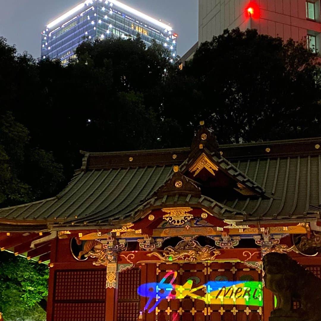 林信行さんのインスタグラム写真 - (林信行Instagram)「渋谷のビルにアートをプロジェクション MAPP-ing art in Shibuya #MAPP_TOKYO by @MAPP_JPN   投稿が立て込んでいたので、2日ほど間をあけての投稿になります。  日曜日、渋谷でMAPP_TOKYOが行われました。 MAPP_は、POWER OF TRANSFORMATION (変える力/変わる力) をビジョンに掲げた2016年カナダはモントリオール発祥のプロジェクト。自転車に積んだ発電機とプロジェクターで街中の建物にプロジェクションマッピングを行うというユニークなプロジェクションマッピング。現地では年に1度のマッピングフェスティバルが行われているそうです。 この活動を日本で行うのが @MAPP_JPN  今年、「第23回文化庁メディア芸術祭受賞作品展」（2020年9月19日（土）- 9月27日（日）開催）の広報活動として採用され、9月15日、18日、20日の3日間実施され、青山の国連大学前や渋谷区役所、Bunkamura、金王神社といった渋谷区の名所で、今回の文化庁メディア芸術祭の受賞作品やモントリオールから送られたきた映像などが投影されました。 コロナ禍で、人が集まってしまうと困るので、どこでプロジェクションを行うかの事前告知はNGながら、人通りの多いBunkamuraでのプロジェクションでは、それなりに多くの人が通りさまに楽しんでいました。  残念ながら日本では法令上、自転車で走行しながらのプロジェクションはNG。目的地に移動したら自転車を停めて、プロジェクションを行うというスタイル（OKな大型施設の方がいたらMAPP_JPNさんに連絡してあげてください）。 それでもこれまで活用されていなかったBunkamura裏の大きな壁がこのように使えることにBunkamuraの方々にとっても大きな発見だったようだし、金王神社の方々も楽しみながら写真を撮っていました。 この日、一番、最初に撮影が行われた渋谷区役所では、ドラマチックなセリフを投影しているまさにその横で、婚姻届をだしたばかりのカップルが、たまたま記念撮影をしているという、ちょっと感動的でドラマチックなできごとも…（その後も、たまたま芸能人の方だったので写真は撮れなかったのですが、これから婚姻届を提出というカップルが通りかかったので２人のための記念撮影もしてもらっていました）。  MAPP_JPNは、今後、横浜みなとみらいでも行われる計画があるそうですが、渋谷区産業観光課の鈴木陽一郎さんという方が優秀で、実施上難しい数々の問題をクリアしてくれたおかげで、渋谷区が日本で初の開催場所になったんだとか…  英国でもPlayful Cityというプロジェクトがあるけれど、新しい開発をしないでも、今ある街や建物に新しい楽しみを吹き込むというやり方もある。そんなことを感じさせてくれるイベントでした。」9月22日 15時28分 - nobihaya