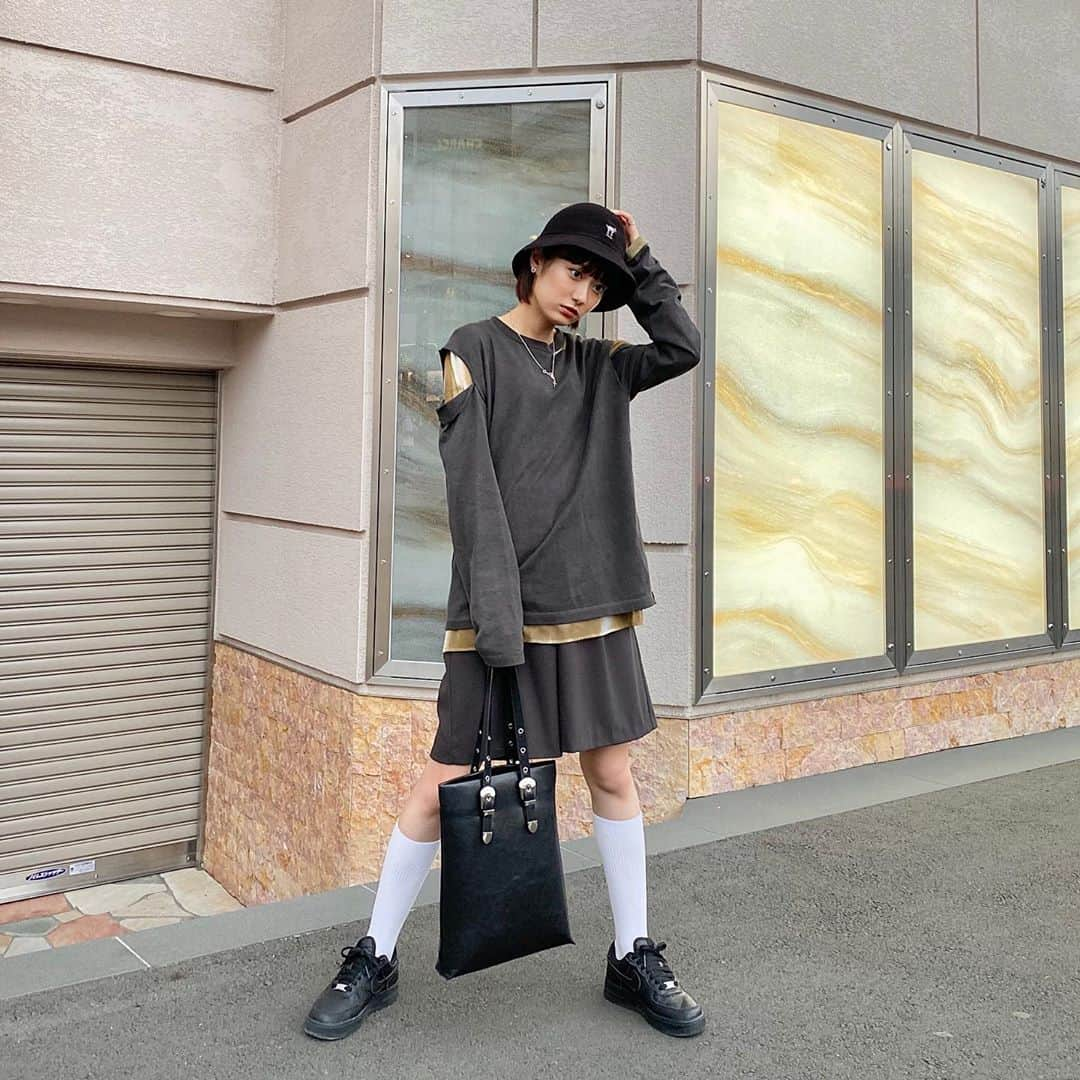 広瀬ちひろさんのインスタグラム写真 - (広瀬ちひろInstagram)「四連休、今日で終わりみたいだね~ 仕事終わりに街を歩いたけど、人がもうたくさんいました🚶‍♀️  みーんなマスク！ 涼しくなってきたからちょっとはマスクも楽になりましたね。 写真はいつかの #ちひろずファッション  #perverze #amail #controlfreak #nike #amijed #kangol #yagi」9月22日 15時32分 - chi_hirose