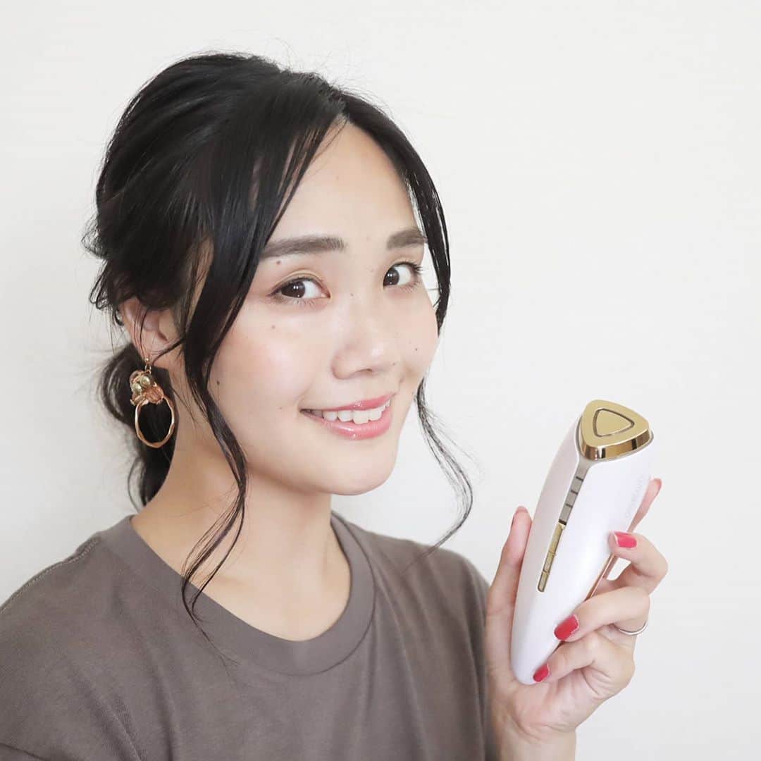 Eri Satoのインスタグラム：「エステはたまーにしかいけないから 普段は美顔器を使ってるんだけど、 以前から気になっていたこちらを使ってみました～✨ · @cosbeauty__japan の リフトアイロン 温冷美顔器 · 👉肌のクレンジング 👉肌の保湿 👉EMSで引き締め と、1台で多機能なのが魅力的✨ HOT/COOL機能も自動切替なのでとっても使いやすいんです！ · クレンジングモードはコットンを挟んで手持ちの化粧水をつけて使うんだけど 洗顔で落としきれない汚れをとってくれるのー！ 汚れがきちんと落ちていないと良い美容液を使っても意味がないんですよね😲 · きっちり汚れが取れたら保湿モードで。 化粧水の浸透具合が格段に良くなって肌がもちもちになりますよ💛 · EMSはスペシャルケアとして。 ピリピリ感があって 効いてる気がする～☺️ 目元や口元に集中的に使ってます！ · サイト内では売り切れだけど、楽天やAmazon等では購入できますよ✨ 美顔器検討してる人はぜひ💛 · #コスビューティー #cosbeauty #リフトアイロンEX #美顔器　 #リフトアップ　 #温冷美顔器　 #EMS美顔器　#新商品 #新発売 #おこもり美容 #美容 #美容家電 #自宅エステ #おうちエステ #セルフエステ #素肌美人 #すっぴん美人 #お肌ケア #肌ケア #スキンケア #美活 #美肌ケア #透明感 #透明肌」