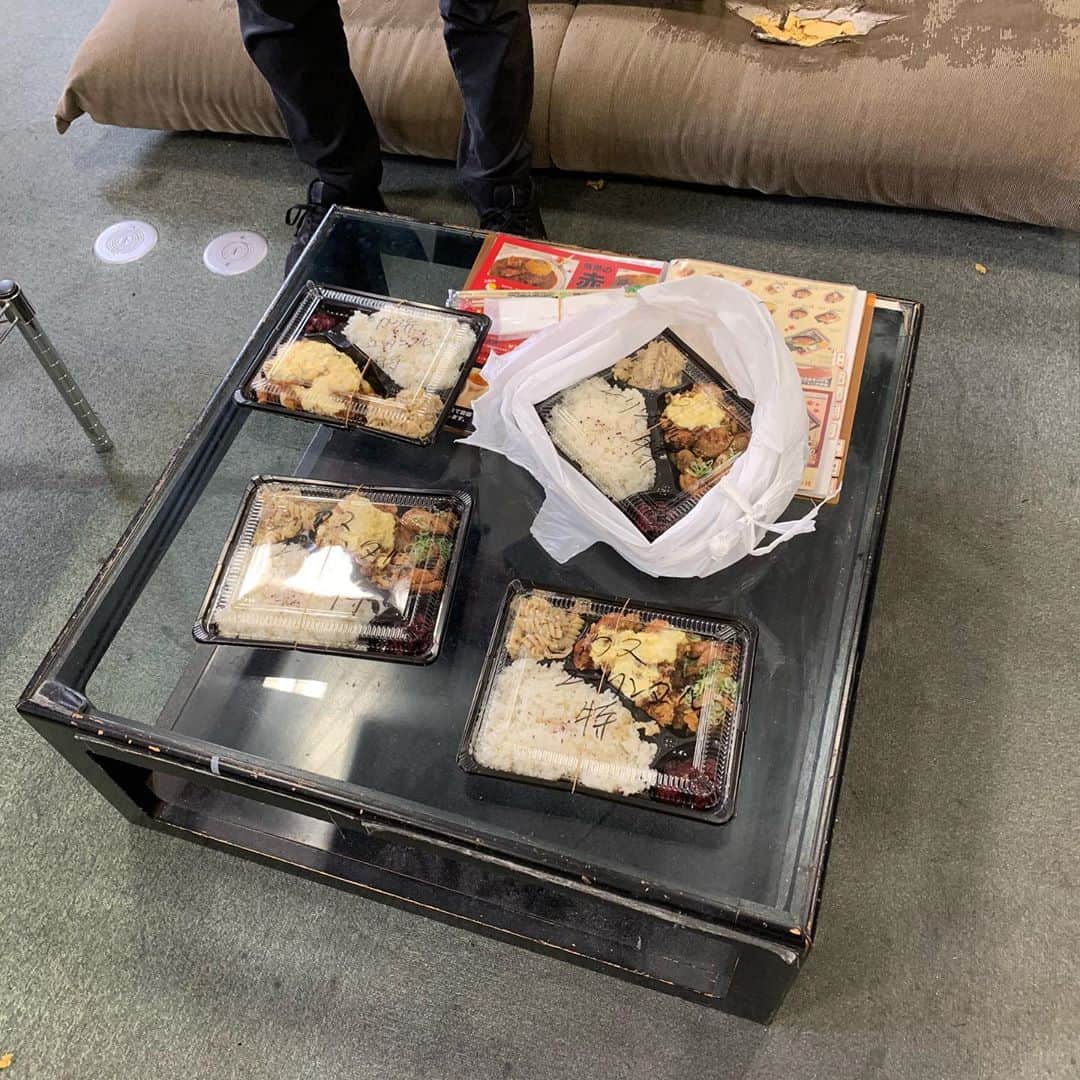 池田真一さんのインスタグラム写真 - (池田真一Instagram)「リリーさんが楽屋の後輩全員にこっちこっち〜弁当ご馳走してくれました！  リリーさんいただきます！！！！」9月22日 15時47分 - wartdebu