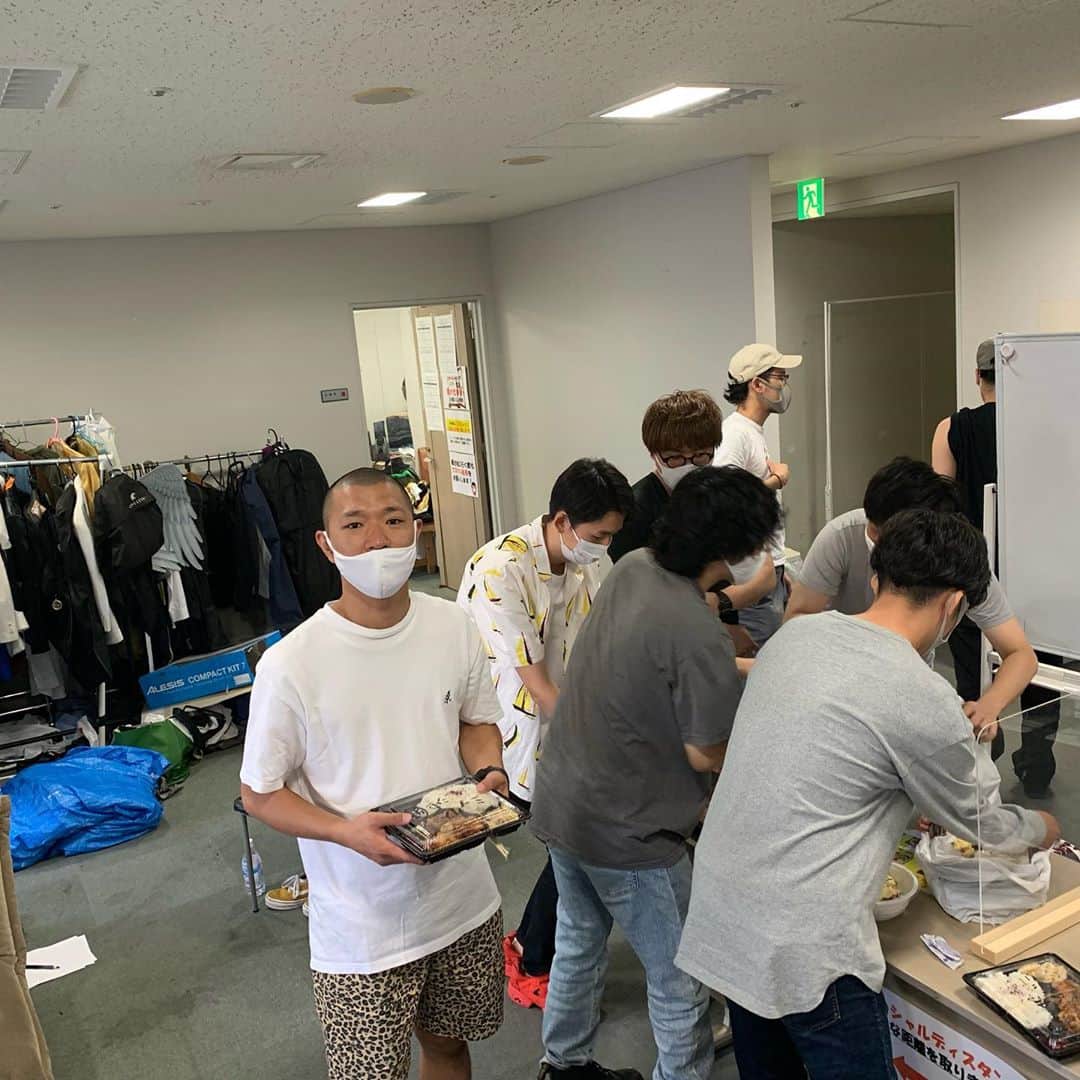 池田真一さんのインスタグラム写真 - (池田真一Instagram)「リリーさんが楽屋の後輩全員にこっちこっち〜弁当ご馳走してくれました！  リリーさんいただきます！！！！」9月22日 15時47分 - wartdebu
