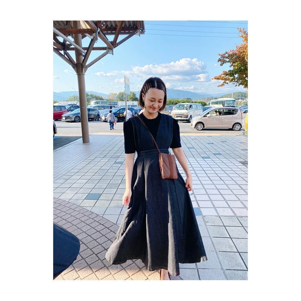 ena..*加藤 恵梨奈さんのインスタグラム写真 - (ena..*加藤 恵梨奈Instagram)「﻿ ﻿ ﻿ ﻿ ﻿ ﻿ ﻿ 👗 &g'aime アンジェム﻿ ﻿ ﻿ ﻿ ﻿ 『 Denim long flare dress ﻿ 』 ﻿ ﻿ ハイウエスト位置からAラインに﻿ 程良く広がるシルエットが﻿ 女性らしい印象のデニムワンピース﻿ ボリューム感たっぷりのシルエットが魅力的🥺﻿ バックベルトのデザインでエッジを効かせ﻿ インナーを変えるだけで﻿ ロングシーズン着用できるのも嬉しいポイント❤﻿ ﻿ 大切な日のお出かけに着ていったよ〜﻿ めちゃくちゃ可愛くて﻿ 長女にも 『 まま可愛い〜 』って﻿ 言って貰えて幸せ🌼💕﻿ ﻿ ﻿ 他にもどタイプのお洋服が沢山あって﻿ どれもほしいくらい😭😭﻿ 是非私のおすすめのショップ覗いて見てね🔎﻿ ﻿ ﻿ ﻿ ﻿@angaime_official #アンジェム #大人ワンピース #大人カジュアル #大人コーデ #ままコーデ #コーディネート #ファッション #fashion #秋冬 #秋冬アイテム #秋コー#お出かけ #四連休 #mama #mamagirl #mamamoo #インフルエンサー #インスタグラマー #ena_pi」9月22日 15時50分 - e_n_a_p_i