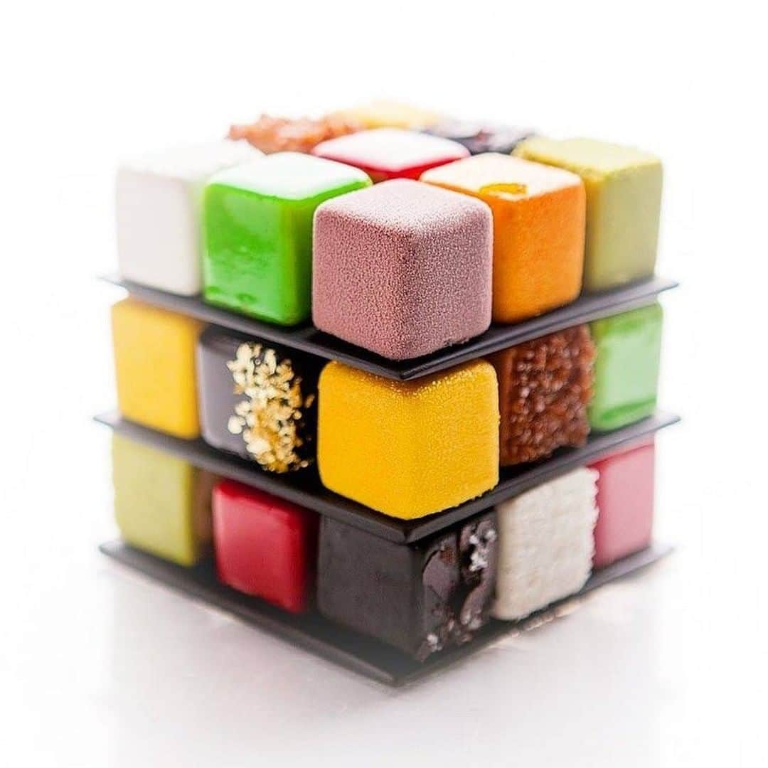 9GAGさんのインスタグラム写真 - (9GAGInstagram)「Rubik's cake By @cedricgrolet - @9gagnomnom #cake #rubikscube #9gag」9月22日 15時57分 - 9gag