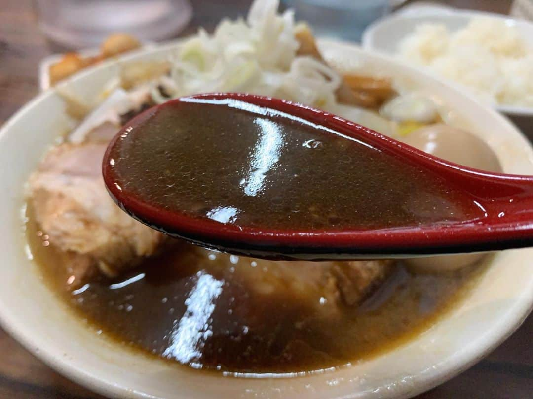 SUSURUさんのインスタグラム写真 - (SUSURUInstagram)「味噌麺処 楓@野方 醤油ラーメン、ライス、チンピラ玉子 火曜の昼下がり、野方に友人5人で上陸。 愛する味噌ラーメン店『味噌麺処花道』さんが火曜限定で屋号を変え、普段とは違う味噌ラーメンに加え醤油、塩も提供する二毛作営業をしているということで行ってきました。 ジロリアン陸さんの勧めで醤油ラーメンをチョイス！ スープ一口飲んだ瞬間、脳に電撃が走る超しょっぱウマ味🤯 反射的に伸びる手の矛先はライス。スープとライス、相性抜群です🍚 本来は黄色い縮れ麺はブラック醤油スープが絡み、もはや黒い。 風味豊かな麺も醤油スープの絡みも良いです。 段々としょっぱさに慣れてくると、スープ自体のコクや深みも感じられてレンゲが止まらなくなってしまう中毒性がありました🍥 楓うめえ‥！ #susuru_tv #味噌麺処楓 #味噌麺処花道 #野方 #東京 #醤油ラーメン #チンピラ玉子 #うまい #しょっぱい #うまい  #ラーメン #らーめん #ramen #ラーメン部 #ramennoodles #毎日ラーメン生活 #麺スタグラム #japaneseramen #japanramen #foodstagram #foodie #noodles #instanoodle #instaramen #instafood #susururecommended #東京ラーメン #二毛作 #限定ラーメン」9月22日 16時10分 - susuru_tv