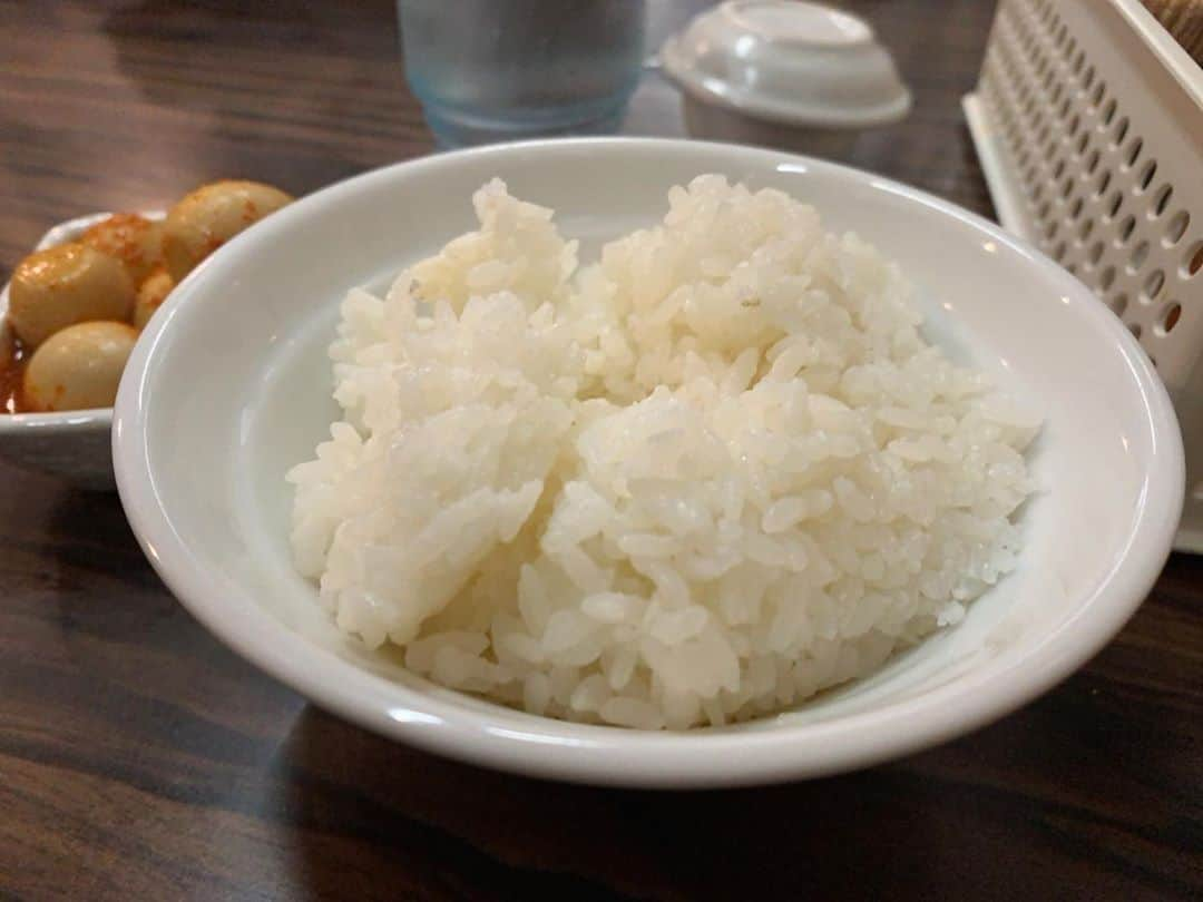 SUSURUさんのインスタグラム写真 - (SUSURUInstagram)「味噌麺処 楓@野方 醤油ラーメン、ライス、チンピラ玉子 火曜の昼下がり、野方に友人5人で上陸。 愛する味噌ラーメン店『味噌麺処花道』さんが火曜限定で屋号を変え、普段とは違う味噌ラーメンに加え醤油、塩も提供する二毛作営業をしているということで行ってきました。 ジロリアン陸さんの勧めで醤油ラーメンをチョイス！ スープ一口飲んだ瞬間、脳に電撃が走る超しょっぱウマ味🤯 反射的に伸びる手の矛先はライス。スープとライス、相性抜群です🍚 本来は黄色い縮れ麺はブラック醤油スープが絡み、もはや黒い。 風味豊かな麺も醤油スープの絡みも良いです。 段々としょっぱさに慣れてくると、スープ自体のコクや深みも感じられてレンゲが止まらなくなってしまう中毒性がありました🍥 楓うめえ‥！ #susuru_tv #味噌麺処楓 #味噌麺処花道 #野方 #東京 #醤油ラーメン #チンピラ玉子 #うまい #しょっぱい #うまい  #ラーメン #らーめん #ramen #ラーメン部 #ramennoodles #毎日ラーメン生活 #麺スタグラム #japaneseramen #japanramen #foodstagram #foodie #noodles #instanoodle #instaramen #instafood #susururecommended #東京ラーメン #二毛作 #限定ラーメン」9月22日 16時10分 - susuru_tv