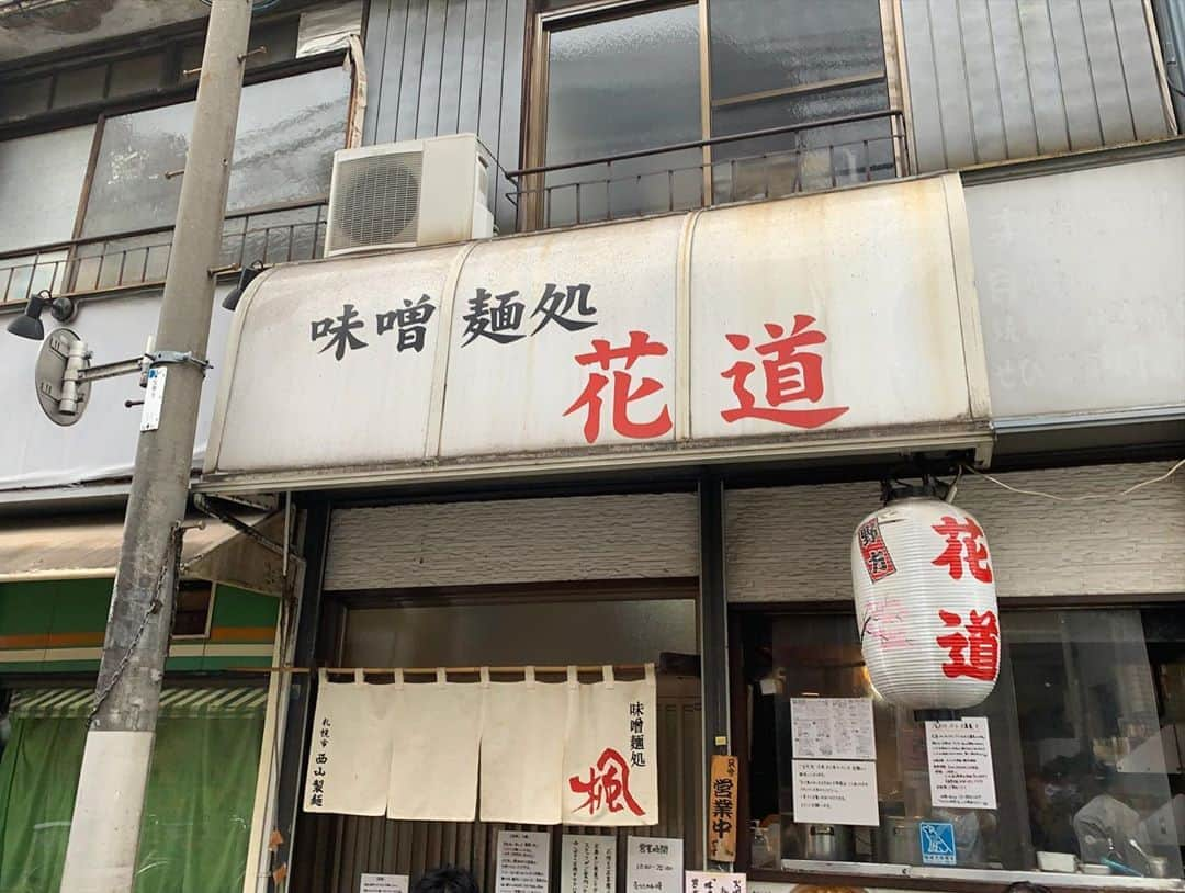 SUSURUさんのインスタグラム写真 - (SUSURUInstagram)「味噌麺処 楓@野方 醤油ラーメン、ライス、チンピラ玉子 火曜の昼下がり、野方に友人5人で上陸。 愛する味噌ラーメン店『味噌麺処花道』さんが火曜限定で屋号を変え、普段とは違う味噌ラーメンに加え醤油、塩も提供する二毛作営業をしているということで行ってきました。 ジロリアン陸さんの勧めで醤油ラーメンをチョイス！ スープ一口飲んだ瞬間、脳に電撃が走る超しょっぱウマ味🤯 反射的に伸びる手の矛先はライス。スープとライス、相性抜群です🍚 本来は黄色い縮れ麺はブラック醤油スープが絡み、もはや黒い。 風味豊かな麺も醤油スープの絡みも良いです。 段々としょっぱさに慣れてくると、スープ自体のコクや深みも感じられてレンゲが止まらなくなってしまう中毒性がありました🍥 楓うめえ‥！ #susuru_tv #味噌麺処楓 #味噌麺処花道 #野方 #東京 #醤油ラーメン #チンピラ玉子 #うまい #しょっぱい #うまい  #ラーメン #らーめん #ramen #ラーメン部 #ramennoodles #毎日ラーメン生活 #麺スタグラム #japaneseramen #japanramen #foodstagram #foodie #noodles #instanoodle #instaramen #instafood #susururecommended #東京ラーメン #二毛作 #限定ラーメン」9月22日 16時10分 - susuru_tv