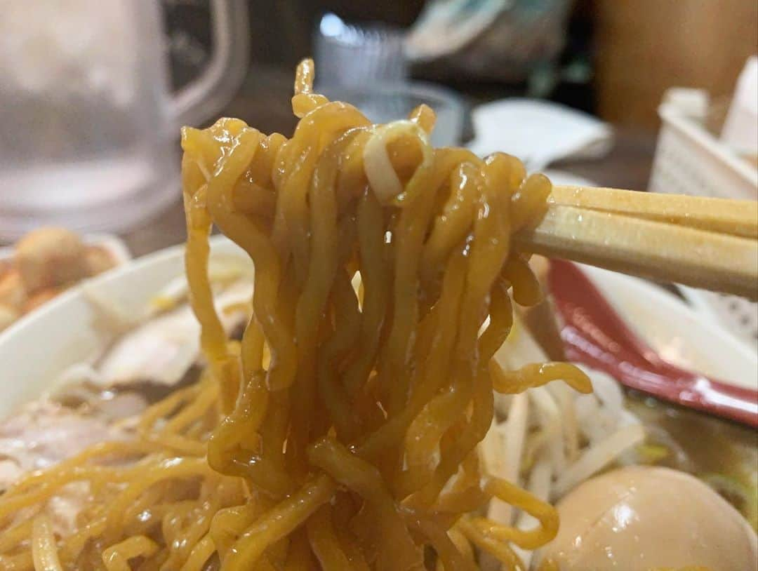 SUSURUさんのインスタグラム写真 - (SUSURUInstagram)「味噌麺処 楓@野方 醤油ラーメン、ライス、チンピラ玉子 火曜の昼下がり、野方に友人5人で上陸。 愛する味噌ラーメン店『味噌麺処花道』さんが火曜限定で屋号を変え、普段とは違う味噌ラーメンに加え醤油、塩も提供する二毛作営業をしているということで行ってきました。 ジロリアン陸さんの勧めで醤油ラーメンをチョイス！ スープ一口飲んだ瞬間、脳に電撃が走る超しょっぱウマ味🤯 反射的に伸びる手の矛先はライス。スープとライス、相性抜群です🍚 本来は黄色い縮れ麺はブラック醤油スープが絡み、もはや黒い。 風味豊かな麺も醤油スープの絡みも良いです。 段々としょっぱさに慣れてくると、スープ自体のコクや深みも感じられてレンゲが止まらなくなってしまう中毒性がありました🍥 楓うめえ‥！ #susuru_tv #味噌麺処楓 #味噌麺処花道 #野方 #東京 #醤油ラーメン #チンピラ玉子 #うまい #しょっぱい #うまい  #ラーメン #らーめん #ramen #ラーメン部 #ramennoodles #毎日ラーメン生活 #麺スタグラム #japaneseramen #japanramen #foodstagram #foodie #noodles #instanoodle #instaramen #instafood #susururecommended #東京ラーメン #二毛作 #限定ラーメン」9月22日 16時10分 - susuru_tv