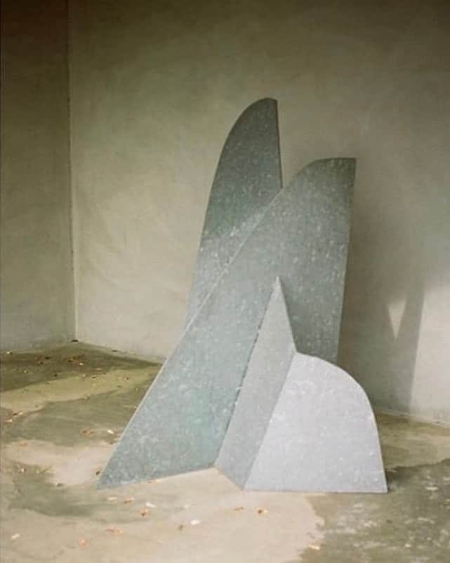 エステルデヴェのインスタグラム：「Isamu Noguchi, “Mountains Forming”, 1982 Via @noguchimuseum」