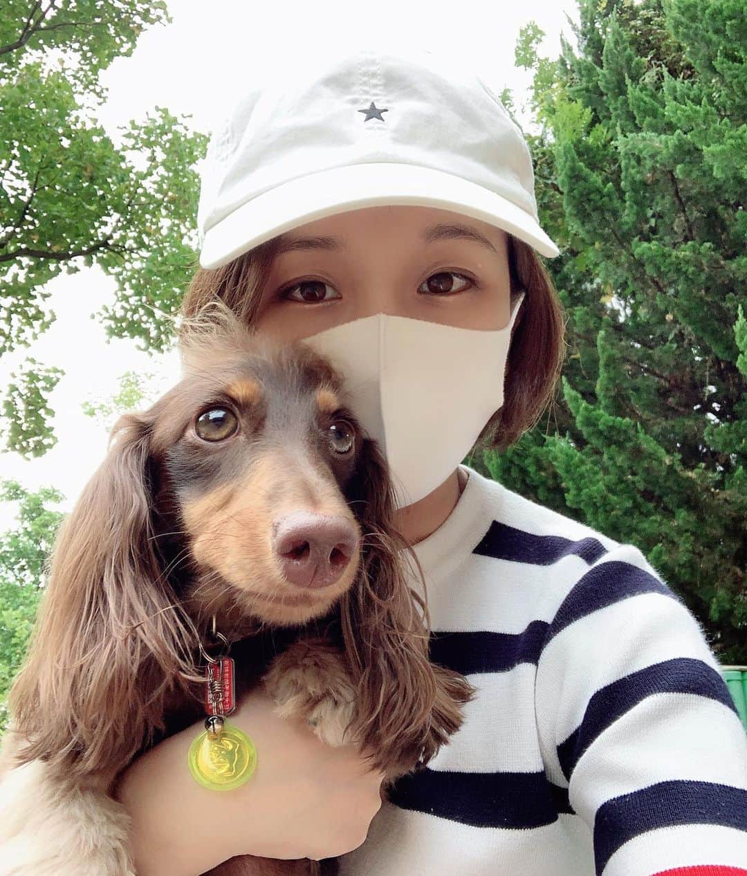 ぱにゃえのインスタグラム：「雨降る前にお散歩🐕  #犬より人好きわんこ #空は真っ白」