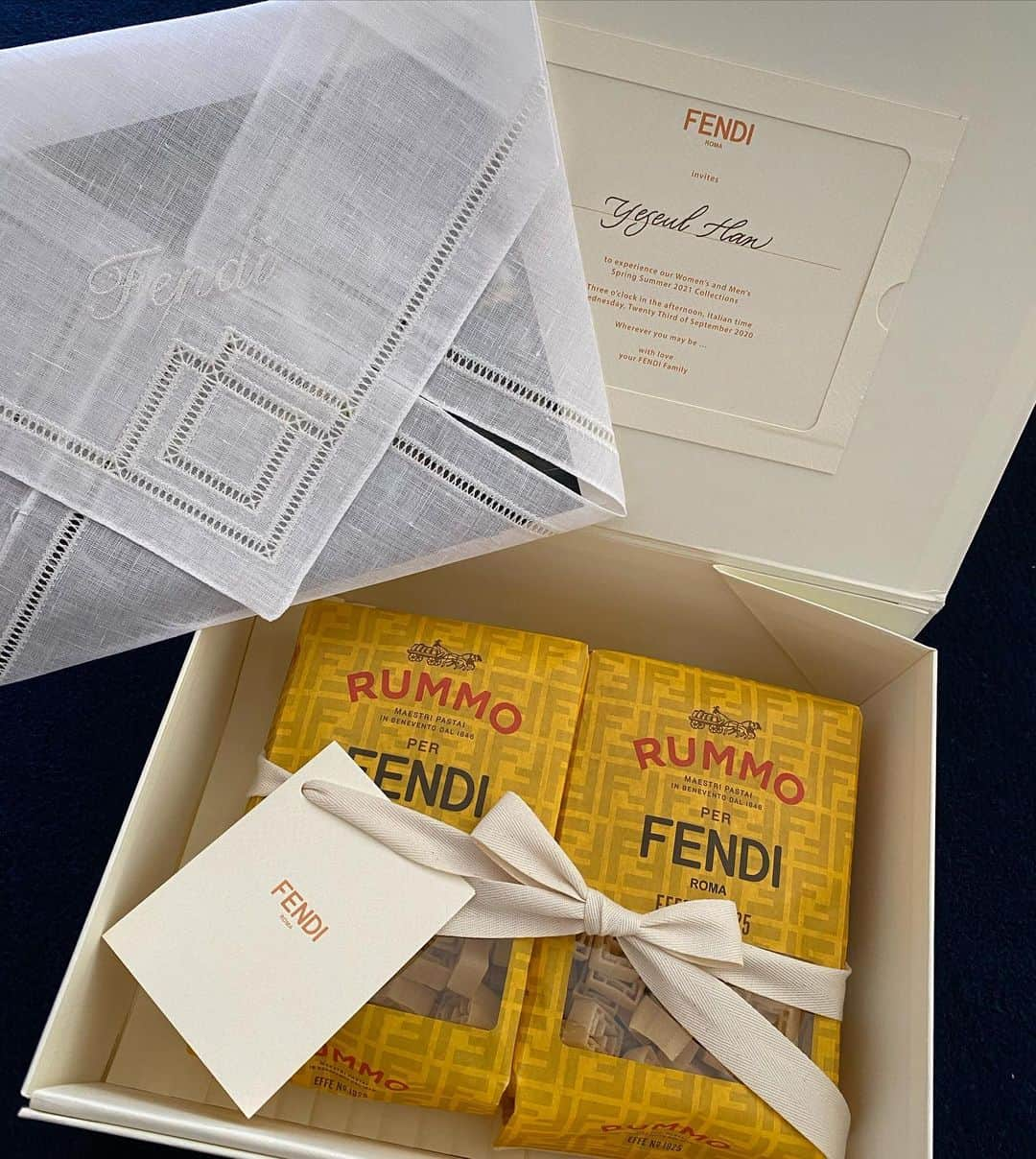 ハン・イェスルさんのインスタグラム写真 - (ハン・イェスルInstagram)「#광고 #Fendi #FendiSS21 #FendiFamily @Fendi 💕💕」9月22日 16時02分 - han_ye_seul_