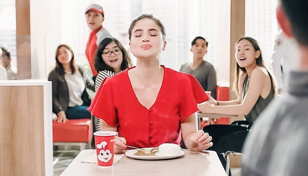 アン・カーティスのインスタグラム：「So happy to hear that @jollibee now has an APP! So of course, I asked my friends and fam to download it. Sa kwento pa lang nila, gets ko na ung hype. It’s so nice daw! Hay, hanggang throwback na lang muna ako. Haha. Makes me miss Jollibee Burger Steak, Chicken Joy, Palabok, Jolly Hotdog, Spaghetti ok LAHAT even more. Wish I could have it too. (Hmmm maybe I’ll ask erwan to try and remake it for me. Craving is real 😂)   BUT please download the app and let us know how happy you are to now be able to easily order your jollibee favorites! @jollibee #NewJollibeeApp #BringingJoyOnline」