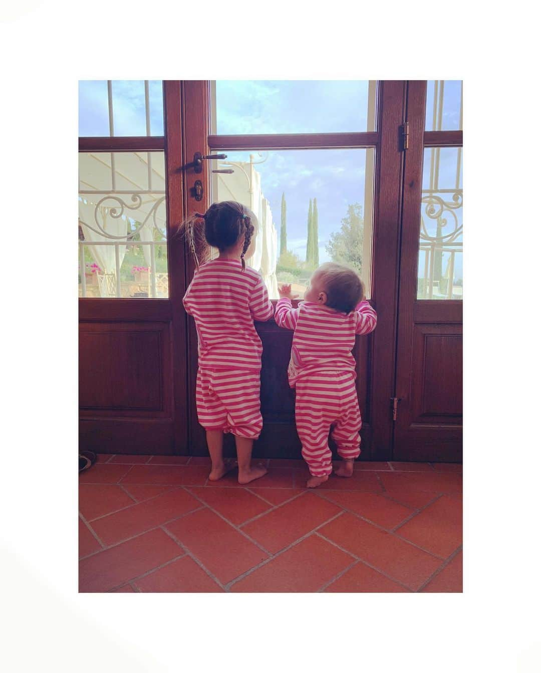 ダイアナ湯川さんのインスタグラム写真 - (ダイアナ湯川Instagram)「Holiday vibes 💖 . . . #morning #sisters #daughters #mygirls #holiday #italy #tuscany #september #matchymatchy #cuteness #love #family #blessed」9月22日 16時14分 - diana.yukawa