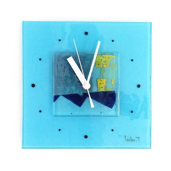 comb de shioさんのインスタグラム写真 - (comb de shioInstagram)「とっても好きな水色の時計。 明日、広島の常連さまの所へお嫁に行く事が決まったので、記念に✨  T様の毎日に寄り添って、素敵な、幸せな時間を刻みますように✨😊🙏 想いと感謝を込めて。  あなたも、時計からアートのある生活、始めませんか？ glass art clock by Isako TODA﻿ ﻿ #アートのある暮らし ﻿ ------------------------﻿ 【作品リスト】﻿ ﻿ ■ ガラスアート時計・「SKY and SEA」C_180811  オンラインショップ掲載中です。﻿ ﻿ ﻿ #combdeshio﻿ #コムデシオガラス ﻿ #コムデシオ ﻿ #ガラス作家杜多一菜子﻿ #三重県  #三重県津市  #インテリア好きな人と繋がりたい﻿ #インテリアデザイン﻿ #おしゃれインテリア #インテリアアート #壁掛けインテリア #おしゃれな部屋  #抽象画アート #寝室インテリア  #壁掛け時計 #ガラス時計 #新築祝いのプレゼント #結婚祝いのプレゼント  #おうち時間を楽しむアイテム ﻿#インテリア時計  #artist  #interiorart #interiorartwork #artclock #glassclock #japanesecraft #clock」9月22日 16時19分 - comb_de_shio