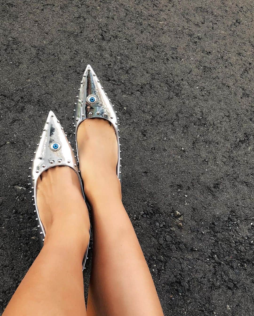 HIKARUさんのインスタグラム写真 - (HIKARUInstagram)「札幌もあったか〜🍂🥰  👡 @yelloshoes_official  AWも可愛過ぎ🍂 #yelloshoes #yelloshoes_official  #ギャル　#黒ギャル　#セクシー　#黒ギャル写真集　#ビキニ　#水着　#日焼け #黒肌　#レースクイーン　#apr　#グラビア　#コスプレ　#水着  #強め　#金髪 #撮影　#写真集　#プラチナムプロダクション  #gal #amazon #giragira #bikini #japan #japanesegirl」9月22日 16時21分 - hikaru__0211