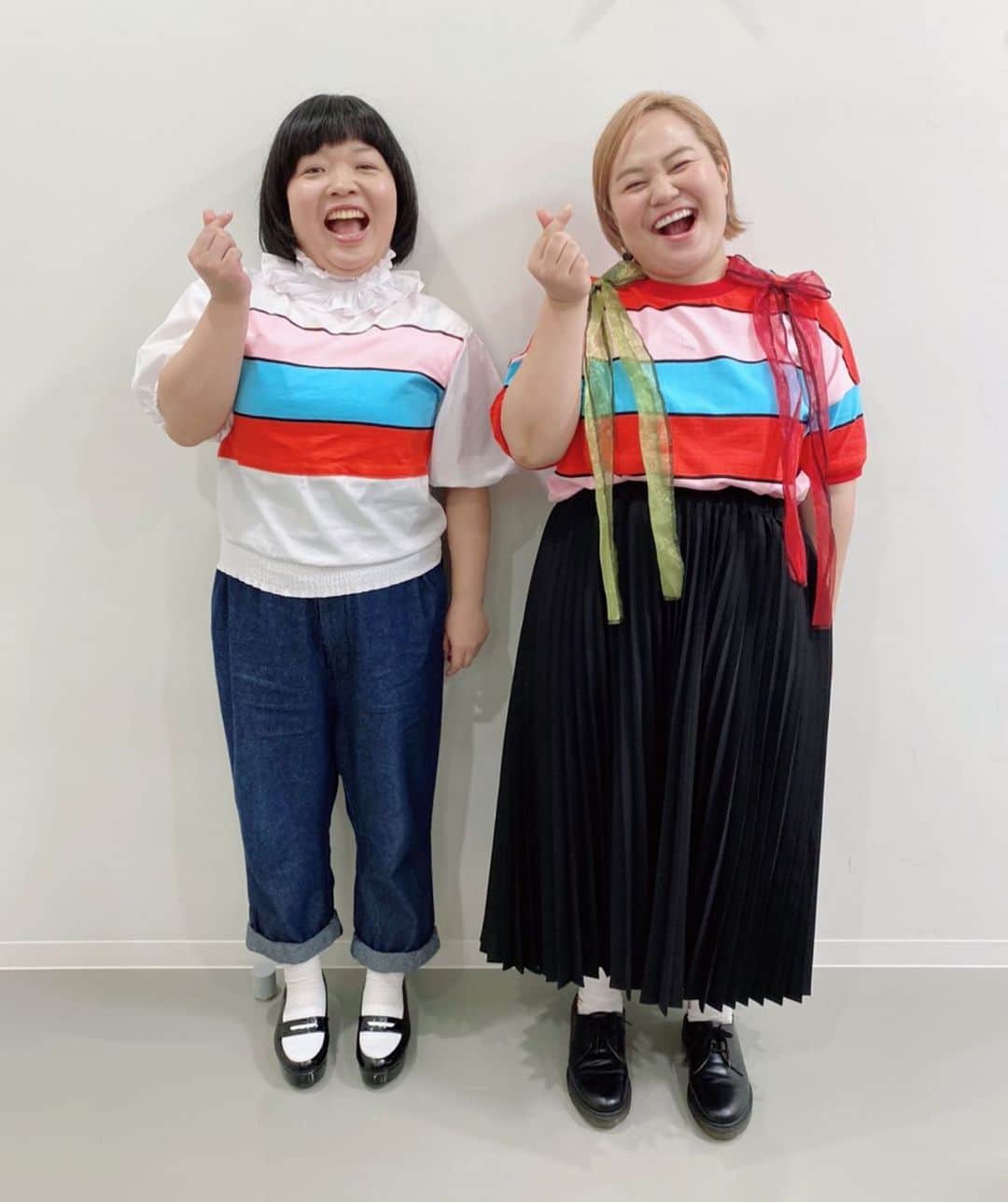 おかずクラブのインスタグラム：「#世界まる見えテレビ特捜部  こんにちは〜！ スタイリストのAyumiです！ 昨日OAだった世界まる見えテレビ特捜部の衣裳です👚👗👠 まー見ての通り、まさかのお揃い！？って感じにしました！笑 普段男性芸人さんの衣裳をする事が多いのですが、男性コンビでは出来ないけど、おかずクラブさんだったらしちゃうよね。。。！ 実はこれ、1枚のTシャツワンピースなんですよ！ それをバツんと真ん中あたりで切っちゃって✂️ ゆいPさんはTシャツとして、オカリナさんはカットした裾部分をブラウスに縫い付けて、同じボーダーのトップスにしたのです！  オカリナ⭕️ オールスタイリスト私物  ゆいP⭕️ トップスについたリボン🎀👉🏻下北沢のお店で買ったんだけど、安定の名前忘れるって言う… スカート👉🏻PUNYUS @punyus  靴👉🏻Dr.martens @drmartens_japan  ゆいPさんは、色が可愛いからシンプルにボーダーだけでもよかったんですが、 長めのリボンで動き出る様にしました！  Styled by @ayumiii_2019   #世界まる見えテレビ特捜部 #おかずクラブ #okazugram」