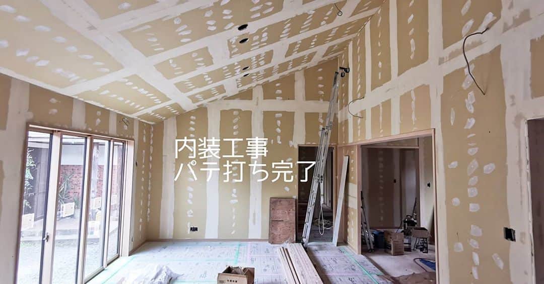 有限会社 稲葉製材住宅のインスタグラム：「玉名の家は内装工事に移っています🏃‍♂️ このあとは壁紙です👌 良い良い🐥🐥🐥  #内装工事 #順調 #LDK #自然素材 #工事進捗 #平屋の吹抜け #勾配天井 #平屋 #楽しい家 #工事の流れ #新築 #高性能住宅 #新築 #家 #家づくり #マイホーム #暮らしやすい家 #使いやすい家 #丁寧な家づくり #庭のある暮らし #家具と暮らす #暮らし #楽しい暮らし #ナチュラル #工務店 #注文住宅 #熊本 #玉名 #山鹿 #稲葉製材住宅 #イナバ  家族の未来、地球の未来を考えた家づくり 施工対応エリア 玉名、山鹿、荒尾、熊本市 県北メイン」