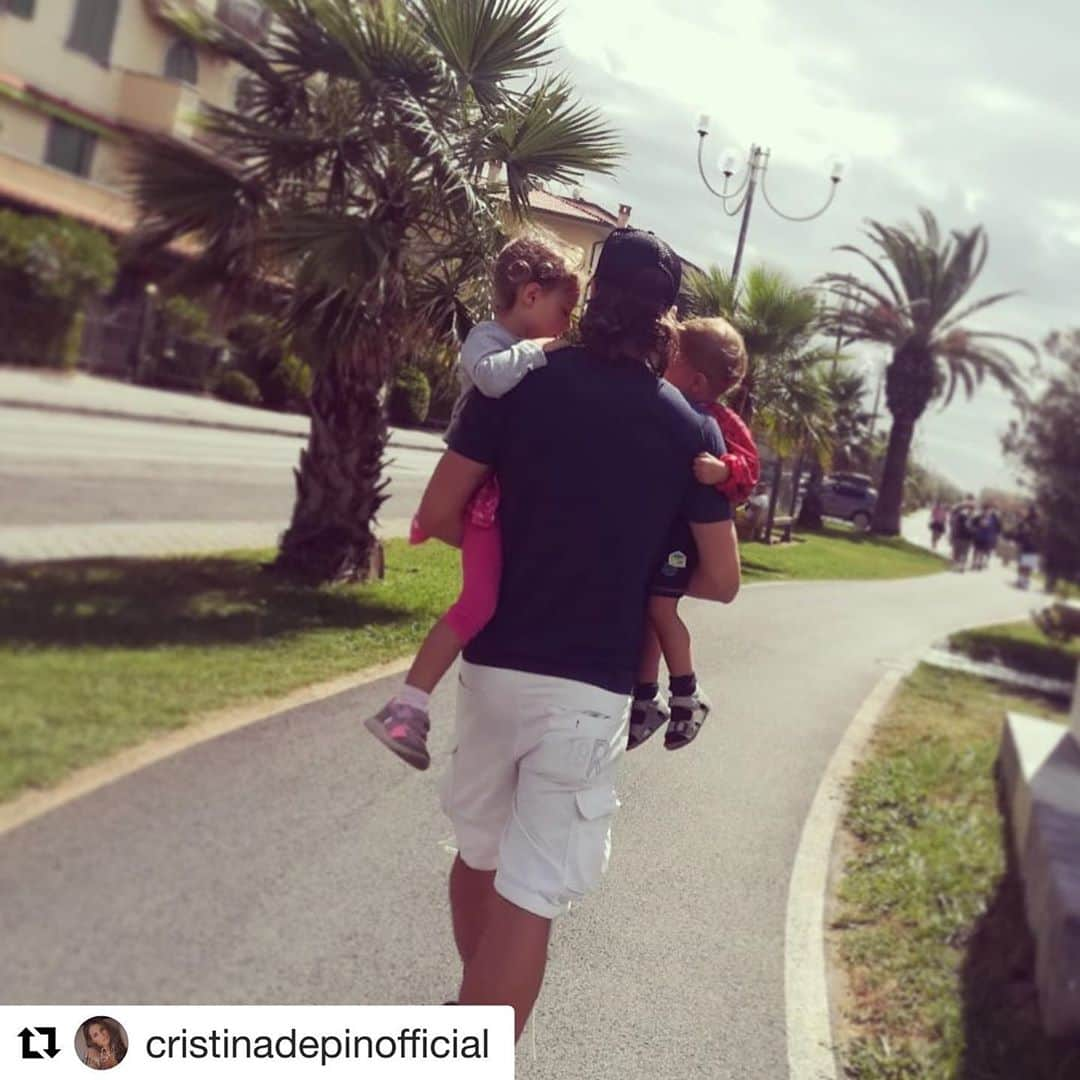 リッカルド・モントリーヴォさんのインスタグラム写真 - (リッカルド・モントリーヴォInstagram)「#Repost @cristinadepinofficial ・・・ Papà: il primo eroe di un figlio, il primo amore di una figlia 💙👱🏻‍♂️💗 #dad #infinitylove #wirliebendich #goodnight @montolivo」9月22日 16時30分 - montolivo