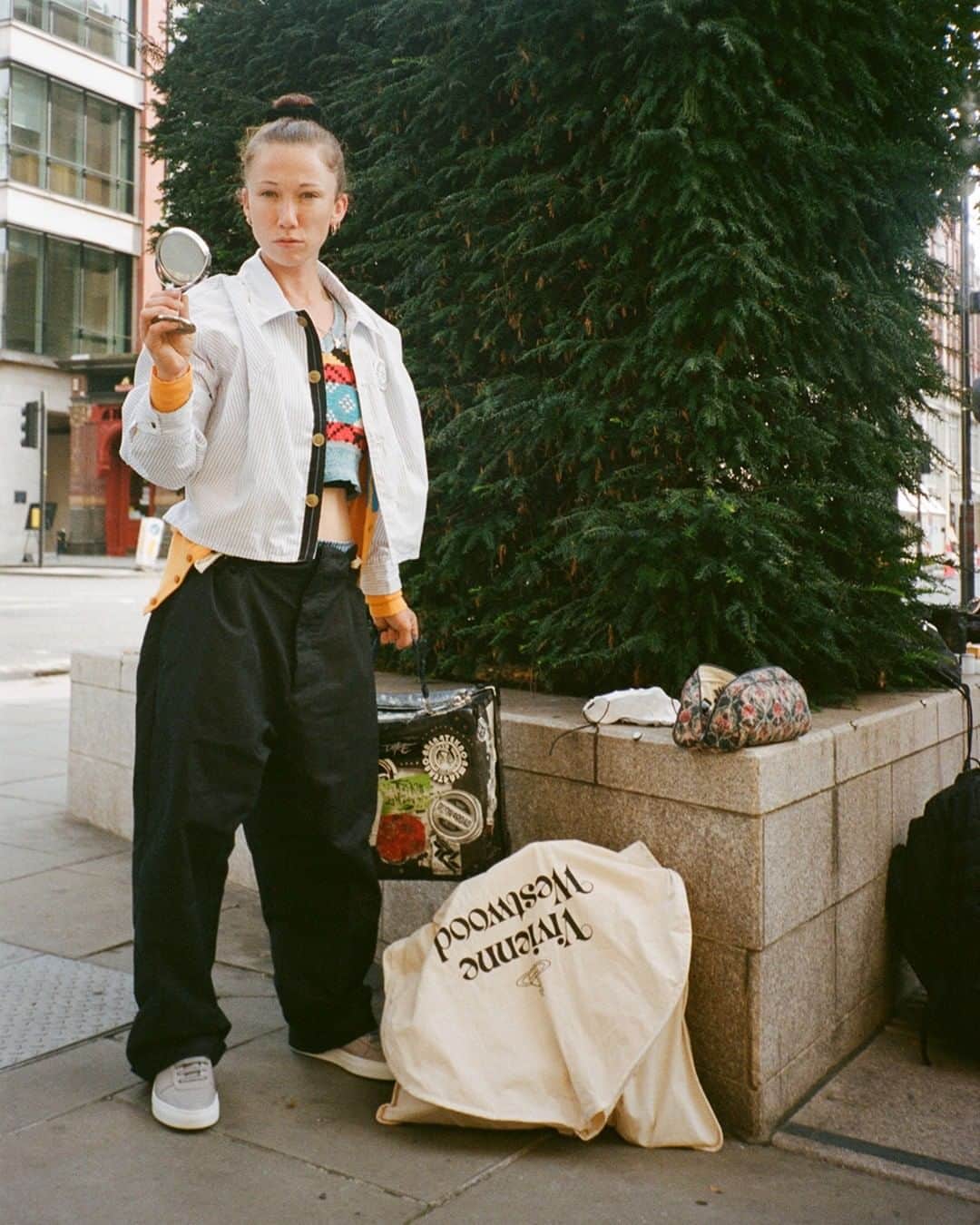 ヴィヴィアン・ウエストウッドさんのインスタグラム写真 - (ヴィヴィアン・ウエストウッドInstagram)「Vivienne Westwood 2021年春夏コレクションをご紹介します。“私たちのコレクションはユニセックスで、私たちのファッションはいつも伝統的なイギリスのテーラリング - サヴィル・ロウからヒントを得ています。このコレクションでは、それらをファインニットで仕立てられた男性用ツインセットやパール、更には胸元のはだけたボタンアップカーディガンなどで表現しました。Buy less, dress up, swap clothes." - Vivienne Westwood  Photography by Alice Dellal @alicedellalphotography  #VWSS21 #LFW #VivienneWestwood #ヴィヴィアンウエストウッド」9月22日 16時31分 - viviennewestwoodjapan