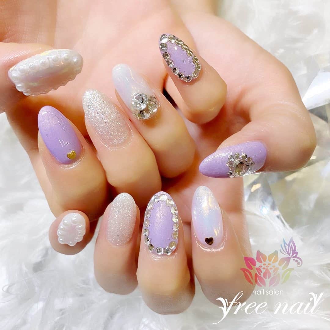 free nail フリーネイルのインスタグラム：「. お客様ネイル💅🏻🍁 . オーロラカラー🦄✨ . キラキララブリー🌝✨ . ご来店ありがとうございました🙇🏻‍♀️🙇🏻‍♀️🙇🏻‍♀️💗 . #ネイルアート #ジェルネイル #ネイルサロン #大阪ネイルサロン #ネイルデザイン #ネイルチェンジ #オーロラネイル #キラキラネイル #パールネイル #ビジューネイル #パープルネイル #ホワイトネイル #デザインネイル #トレンドネイル #ガーリーネイル #ラブリーネイル #おしゃれネイル #秋ネイル #autumnnails #nailsart #nailsdid #美甲 #日式美甲 #日式美甲胶 #日本美甲师 #日本美甲老师 #美甲上课 #日本胶 #フリーネイル #freenail」