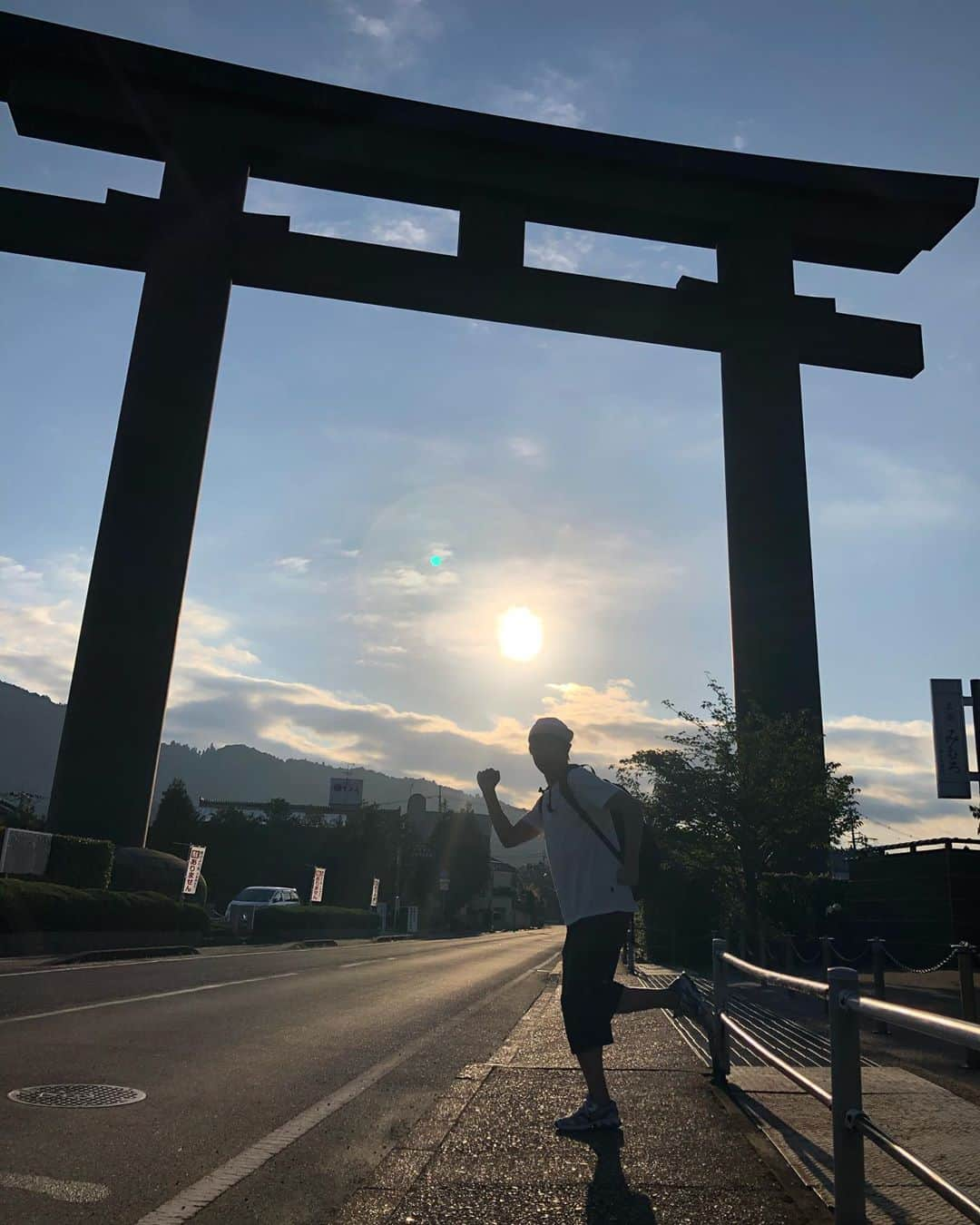 アキ（荒木良明）さんのインスタグラム写真 - (アキ（荒木良明）Instagram)「久しぶりに 早朝から大神神社 🙏✨✨ めちゃくちゃ気持ちよかったー  #大神神社 #みわさん #山が御神体 #登拝 #いぃよぉー #登拝日和 #感謝 #そういう時期でしょ #大鳥居 #祓戸神社 #市杵島姫神社 #久延彦神社  たぶん10年ぶりくらい。 おんぶだった子が終始先頭。 ゆっくりめにって言って 登頂でもたっぷりパワー吸収させてもらって、登りはじめから2時間くらいかなぁ。」9月22日 16時41分 - mizutamareppuaki