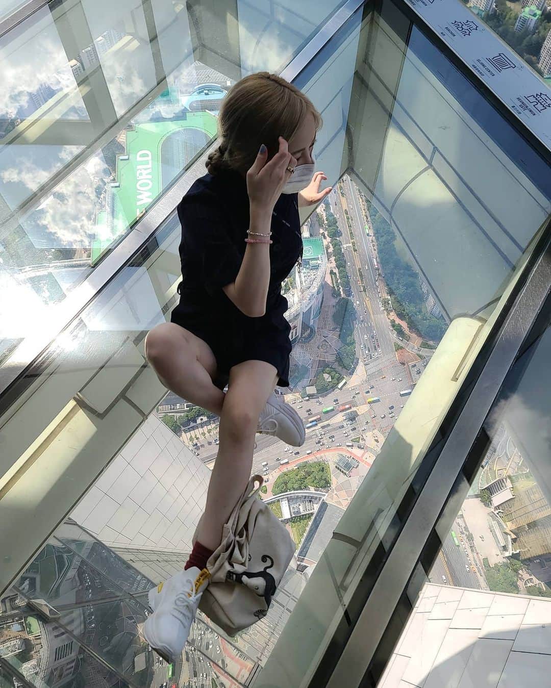 エリナさんのインスタグラム写真 - (エリナInstagram)「서울 높은곳에서🗼ロッテタワー高い～ Lotte world tower.  . #lottetower #tower #seoulview #view#selfie #me #instagood #instalike #instaphoto #instafashion #instadaily #ootd #daily #style #photography #롯데타워 #롯데월드타워 #전망대 #시그니엘호텔 #ロッテタワー#ソウル#韓国#展望台 #ロッテワールドタワー」9月22日 16時52分 - erina_hrn