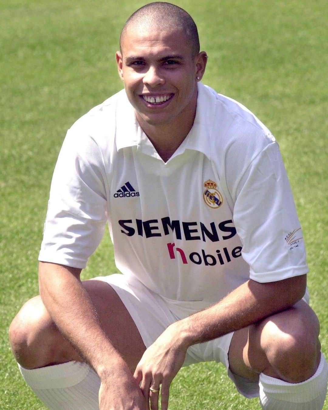 LFPさんのインスタグラム写真 - (LFPInstagram)「💫🇧🇷 𝙊 𝙁𝙚𝙣𝙤𝙢𝙚𝙣𝙤 🇧🇷💫  🎉 @ronaldo turns 44 years old today... Happy Birthday! 🎂  🎉 El gran Ronaldo Nazário cumple 44 años... 🎂 ¡Muchas felicidades!   #Ronaldo #HappyBirthday #HBD #RealMadrid #Barça #LaLigaSantander #LaLiga #LaLigaHistory #YouHaveToLiveIt」9月22日 16時53分 - laliga