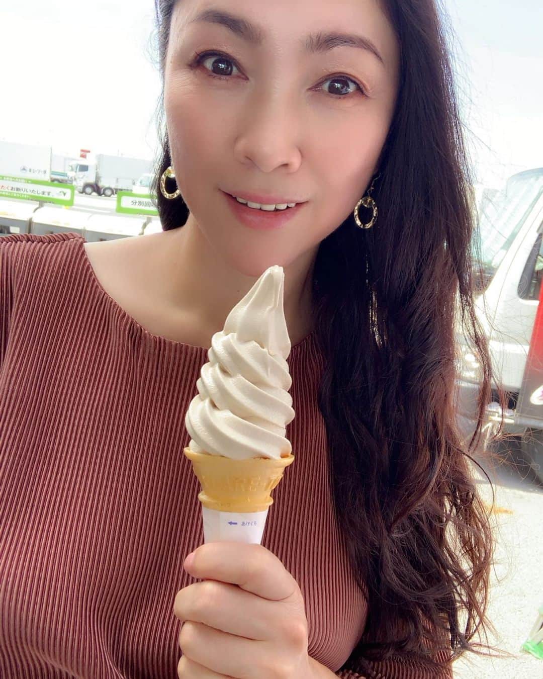 田中悦子さんのインスタグラム写真 - (田中悦子Instagram)「SAで食べるソフトクリーム🍦って美味しいよね😋⠀ ⠀  #息子とドライブ #ソフトクリーム #コーヒー牛乳味」9月22日 16時47分 - etsuko.reborn25