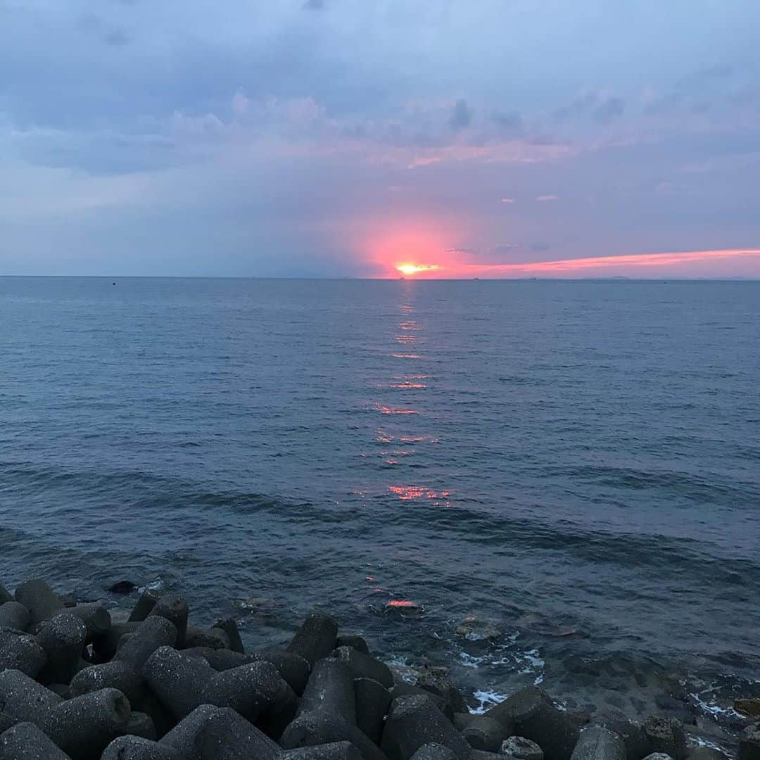 塚田文さんのインスタグラム写真 - (塚田文Instagram)「行ってみたかった場所シリーズ  大阪府堺市発の「幸せのパンケーキ」  全国展開で数ある中でもロケーションが抜群に良い淡路島の店舗へ。  流石に人気店舗だけあって時間帯は関係なく、いつでも多くの人で賑わってます😬✨  映えスポットの空中階段やブランコには長蛇の列😮💦  (勇気が持てず諦めました🤦🏻‍♀️)  お出掛けの際は予約をお忘れなく👍✨  #行ってみたかった場所 #幸せのパンケーキ淡路島 #兵庫県 #淡路島 #眺めの良いカフェ #大人気店 #海があれば幸せ #海が好きだ #この日の #夕陽 #明石海峡大橋   #japantrip #japantravel #hyogo #awajishima #cafe #pancakes #niceview #sunset #akashikaikyobridge」9月22日 16時48分 - tsukadaaya1976