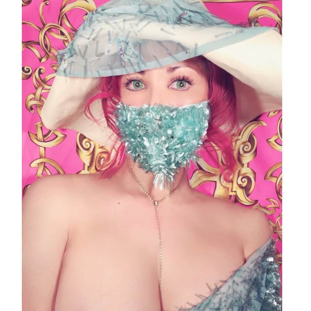 叶姉妹のインスタグラム：「私達の愛する大切な皆さん、ごきげんいかがでしょうか🥰💖 ⚜️焦りは不要⚜️✨ 何かに 夢中になっている最中にふと、  「そういえばわたし、 最近恋愛してないわ」 などと 我に返ることが あったとしても、  焦る必要は まったくありません。  いま夢中になっていることを、心から楽しんで すごせばよいのです。 💋✨ 🦋恋愛しないこと🦋✨ すべての人が 求めているかのような 「恋愛」ですが、 本当は、 誰もがしなければならないものではありません。 その人にとって 興味がなければ、 一生しなくても、 まったくかまわないのです。💋✨」  私のお気に入りの ファビュラスな姉の心の格言ですよ。😊💖 こちらには、 以前にもご紹介いたしました ファビュラスな姉の心の格言や言葉を 繰り返し期間をあけて ご紹介することがあります。それは、 一度ご覧になっている内容でも見る時のコンディションや環境、 ご自身の変化や進化などによって同じ内容でも まったく違う 新しさや発見があるからですよ。☺️💖 『人生には 二度と同じ日は ないのですから。』 というファビュラスな姉の考えからですよ。 それと、 はじめて読む知らな方々もたくさんいらっしゃることと。 💎「世の中が見えない危険にさらされて 急速に変化する不安定な今、わたくし達の愛する大切な皆さんが どうか 心身ともに健やかに幸せに過ごされますように 心より願っておりますよ。🌹✨」 #ファビュラスマスク #マスクコーデ #マスク #amazing #heavenly #バラの香り  #precious#fabulous #叶姉妹 #heaven #happy #ファビュラス   #宇宙   #コミケ #叶 #叶ポージングエクササイズ  #究極生命体 #peace #peaceful #lgbtq #至福 #幸運 #天使 #女神 #愛するあなたへ」