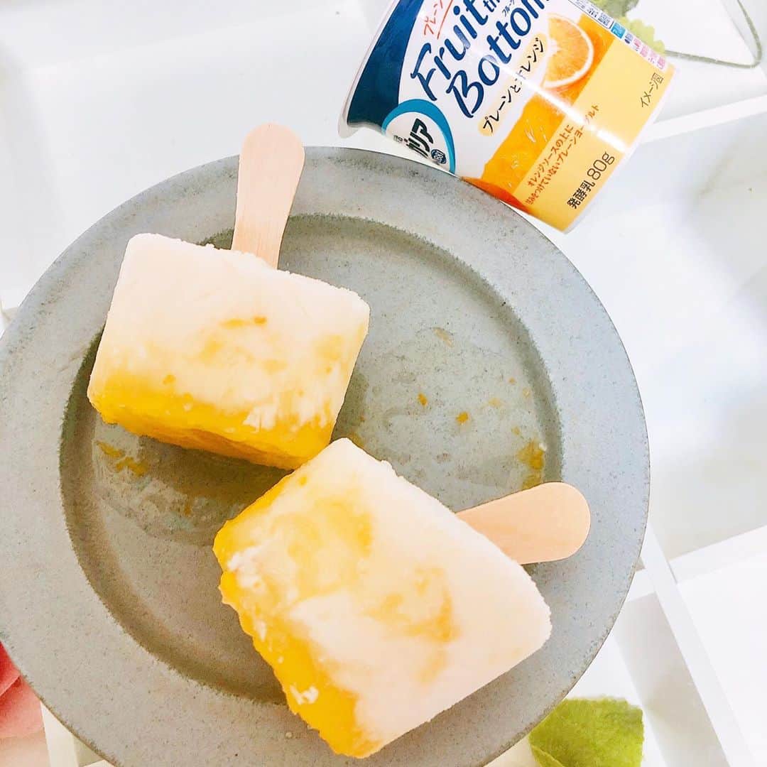 うえむらちかのインスタグラム：「デザートには🍨﻿ ﻿ 上が濃厚なプレーンヨーグルト﻿ 下にはジューシーな果実ソースが楽しめる﻿ 明治ブルガリアヨーグルト LB81 Fruit on the Bottom」🍊🍑﻿ ﻿ 甘すぎないヨーグルトとさっぱりとした果物の組み合わせが食べ易くて﻿ あれから毎日ヨーグルト生活を続けている私ですが💕﻿ ﻿ 前回は果物をちょい足しして﻿ プレーンヨーグルトの下にフルーツやジャムを敷いて二層にしたデザートである、フルーツオンザボトム作りに挑戦してみたので﻿ ﻿ 今回は、﻿ #フルーツオンザボトムアイス﻿ に挑戦〜✊﻿ ﻿ ﻿ 🍨フルーツオンザボトムアイスの作り方﻿ ❶蓋の上からアイススプーンを刺す﻿ ❷冷凍庫で凍らせる﻿ ❸完成﻿ ﻿ なんと簡単な笑﻿ ﻿ しゃりしゃりして美味しい〜🤤﻿ ヨーグルトとひとつでも色んな食べ方がありますね‼️﻿ ﻿ ﻿ #ヨーグルト﻿ #簡単おやつ﻿ #おやつ時間﻿ #明治ブルガリアヨーグルト﻿ #フルーツヨーグルト﻿ #フルーツオンザボトム﻿ #フルーツオンザボトムアイス﻿ #PR」