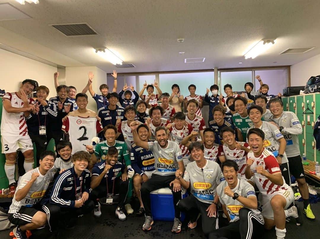 橋本英郎のインスタグラム：「【久々の勝利】福島戦 選手全員の集合写真。  今回の連戦はみんなで遠征。  ケガで出られない選手も力を与えてくれました！  これで前半戦、1周目が終了。  順位も真ん中。  初のＪリーグはまだまだ自分達の力は足りないけど、ここから成長出来る力はある。  次のHOME、鳥取戦。  みんなでまた勝ちましょう！  #fc今治  #橋本英郎  #一心同体  #みんなの力  #しっかり休んで  #頑張ります」