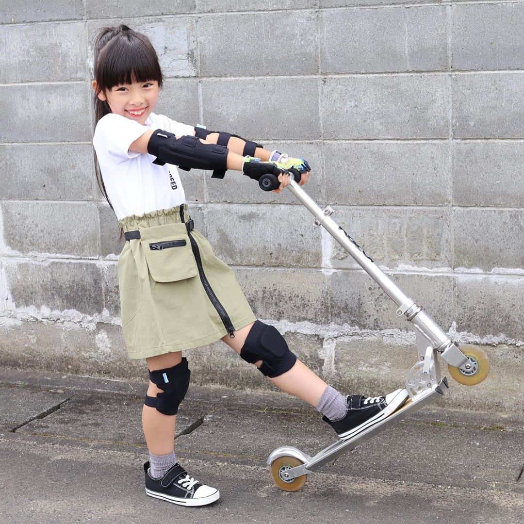 Akiのインスタグラム：「9/22 ・ パパからお下がりで引き継いだ キックボード🛴 ・ ・ 休日はとりあえずコレってぐらい ブイブイ乗り回しておりまして🛴🛴🛴 ・ うちの子 過信し過ぎて ビュンビュンスピード出したがるわけで← ・ ・ 敷地内とはいえ やっぱり危険だなぁと思っていたので ・  @simplykids_global の 子ども向け軟式プロテクターをつけてみました👧🏻 ・ ・ プロテクターって 硬くて関節ガチガチに固められる イメージだったんだけど ・ 軟式だからめちゃくちゃ動きやすい☺️✌️ ・ ・ ここだけの話 うちの子まだ自転車に乗れなくて🚲 ・ なんなら補助輪つけてても転ぶし← ・ ・ このプロテクターをつけて 年内目標に自転車に乗れるように頑張ります☺️✊ ・ ・ ・ プロテクターはAmazonで販売中☺️ ・ 最大15％OFFになるクーポンが出てるので 気になる方 是非お使いください🎟 ・ ☑︎割引コードSIMPLYKIDS15 ・ ・ ・ ・」